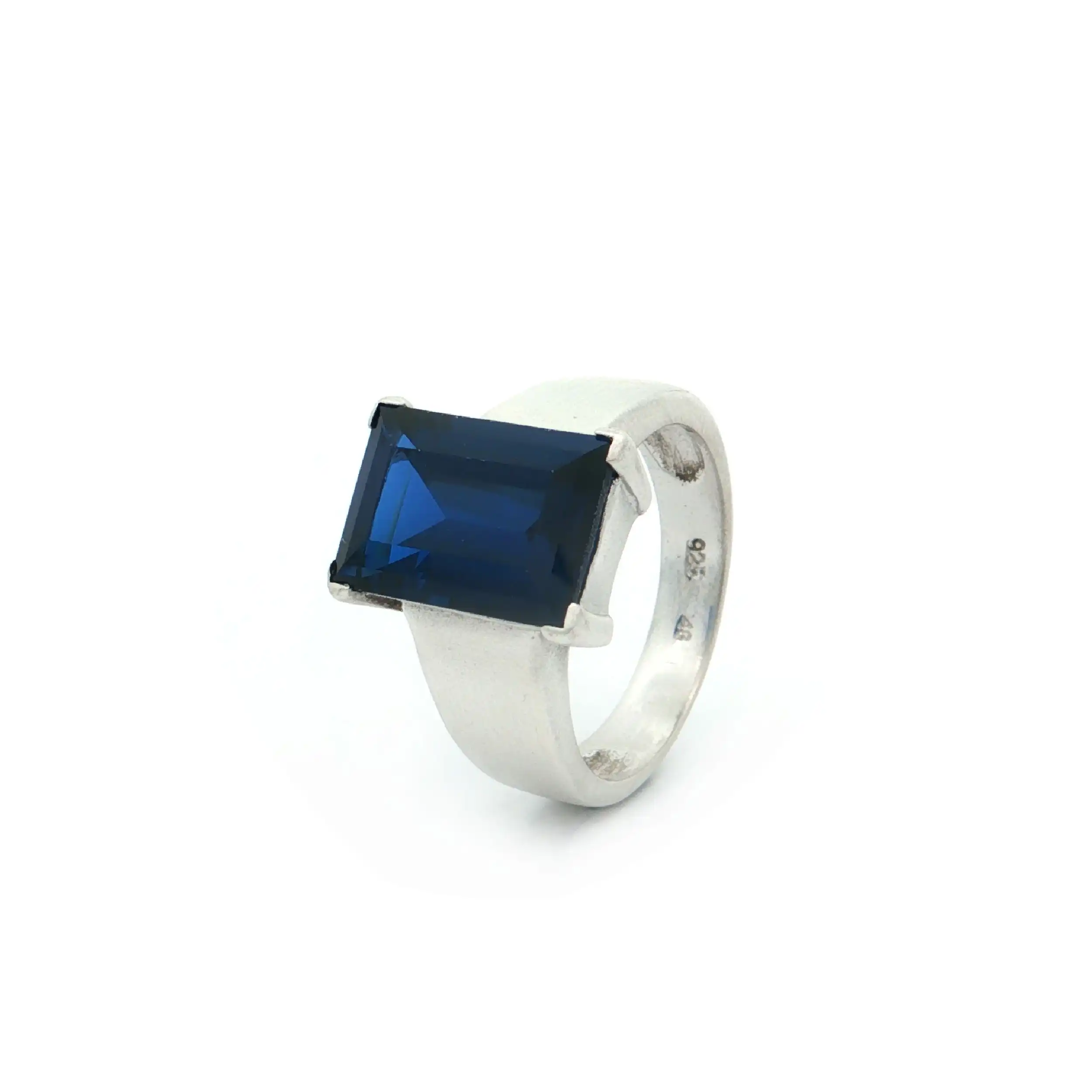 Ring Silber mattiert mit synthetischem Spinell Ring Silber mattiert mit synthetischem Spinell