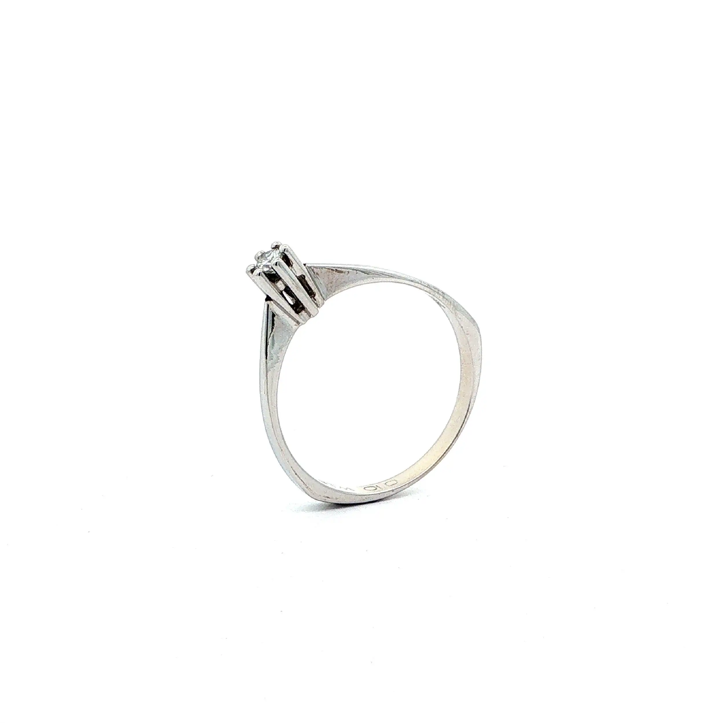 Ring Weißgold mit Brillant, graviert mit 0,10ct. Ring Weißgold mit Brillant, graviert mit 0,10ct.