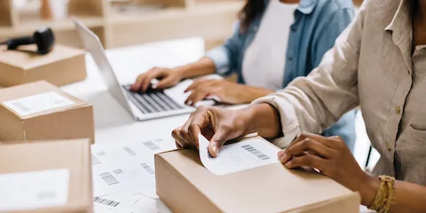 Paketaufkleber auf Sendung