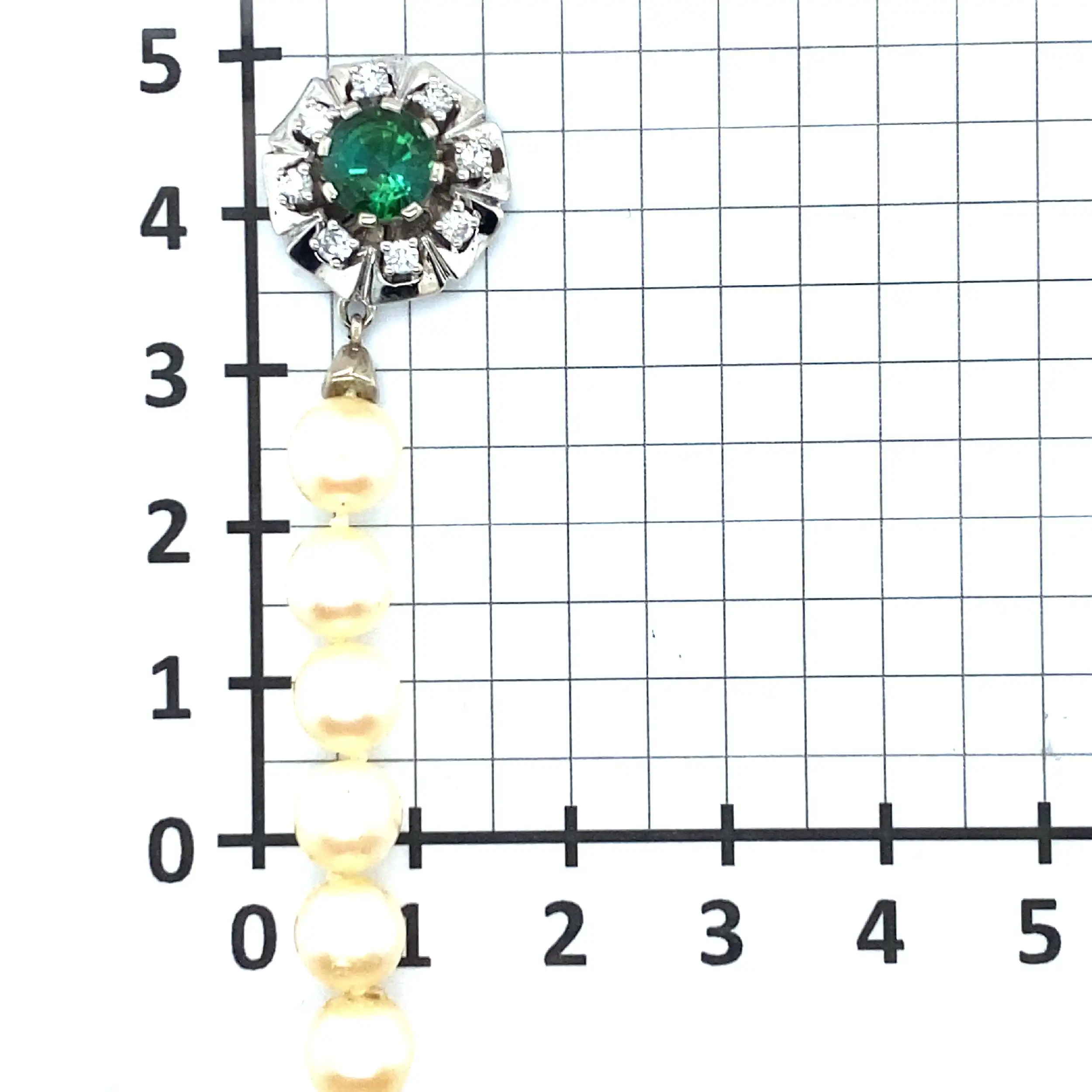 Perlkette mit Weißgold Schließe mit grünem Stein und Diamanten Perlkette mit Weißgold Schließe mit grünem Stein und Diamanten
