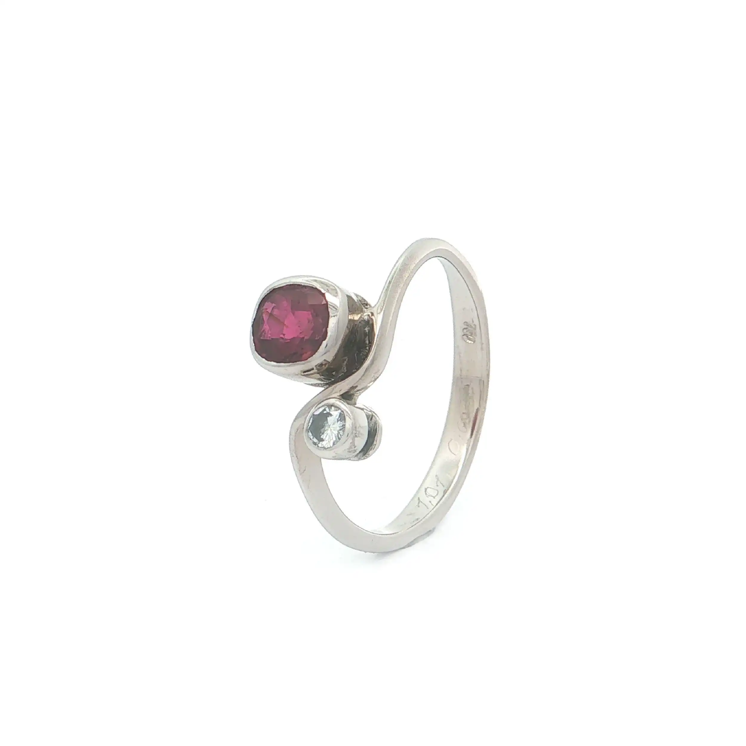 Ring Weißgold mit Rubin 1,01ct graviert und Brillant 0,07ct graviert Ring Weißgold mit Rubin 1,01ct graviert und Brillant 0,07ct graviert