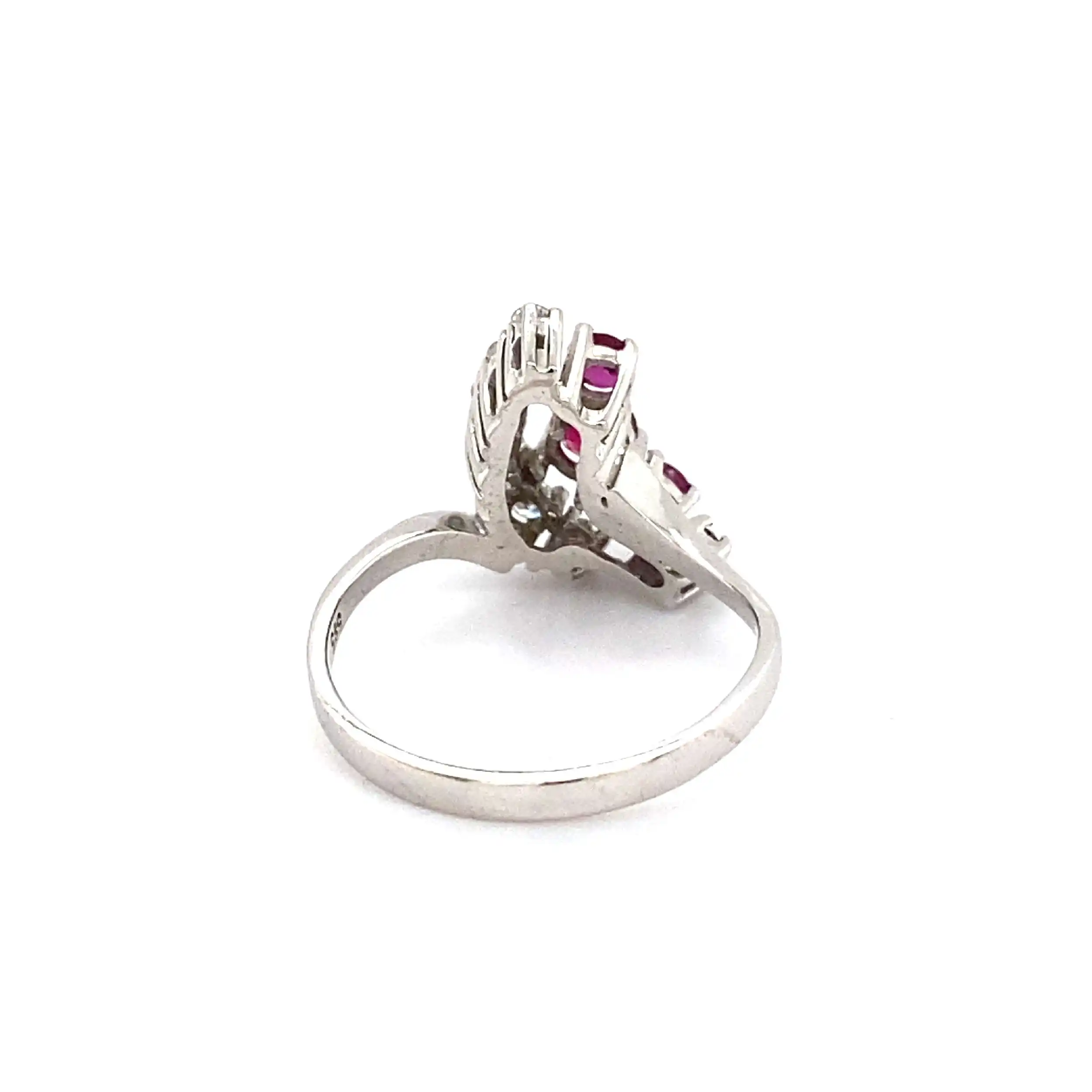 Ring Weißgold mit Rubine und Brillanten Ring Weißgold mit Rubine und Brillanten