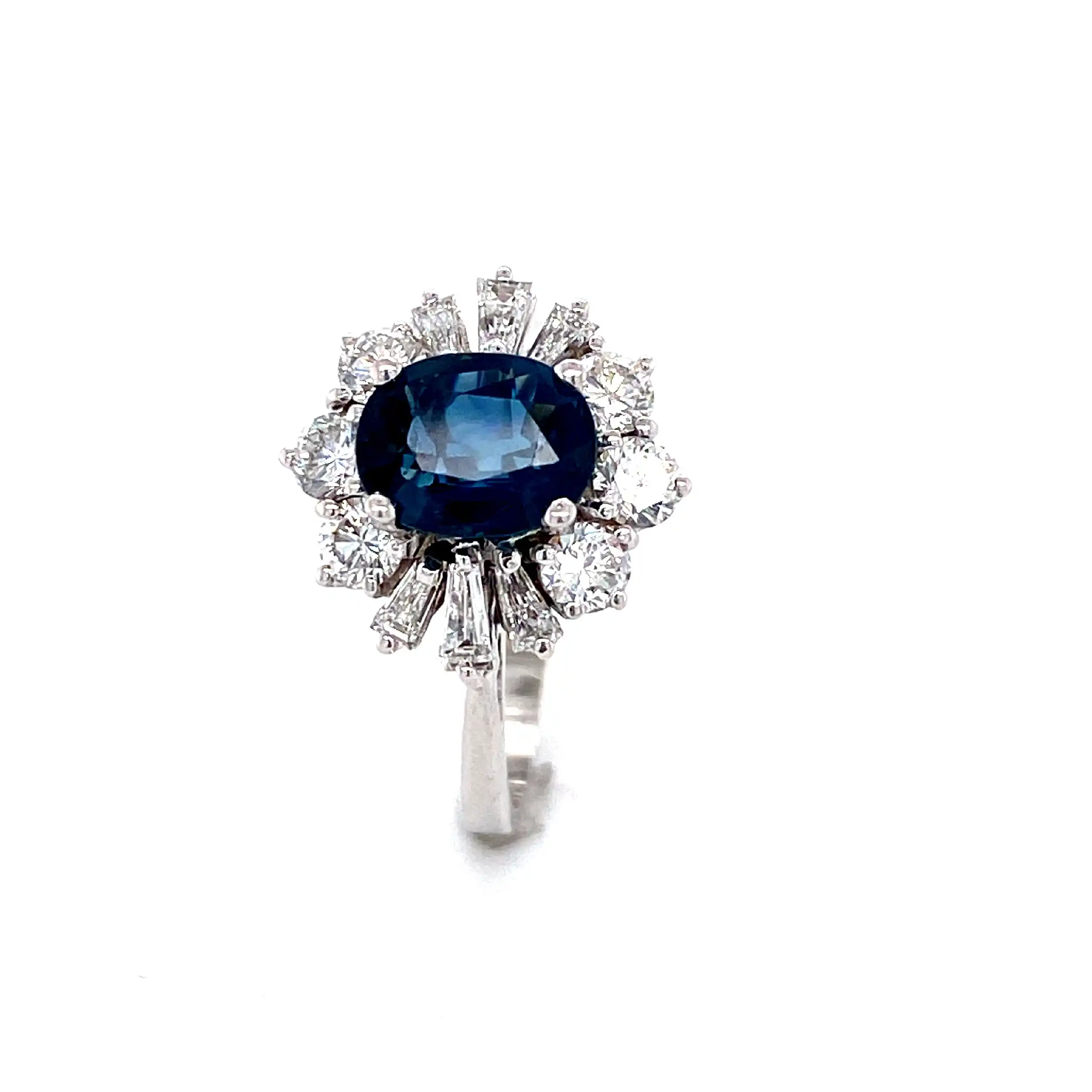 Ring Weißgold mit Saphir, Trapez Diamanten und Brillanten, mit EPL Expertise Ring Weißgold mit Saphir, Trapez Diamanten und Brillanten, mit EPL Expertise