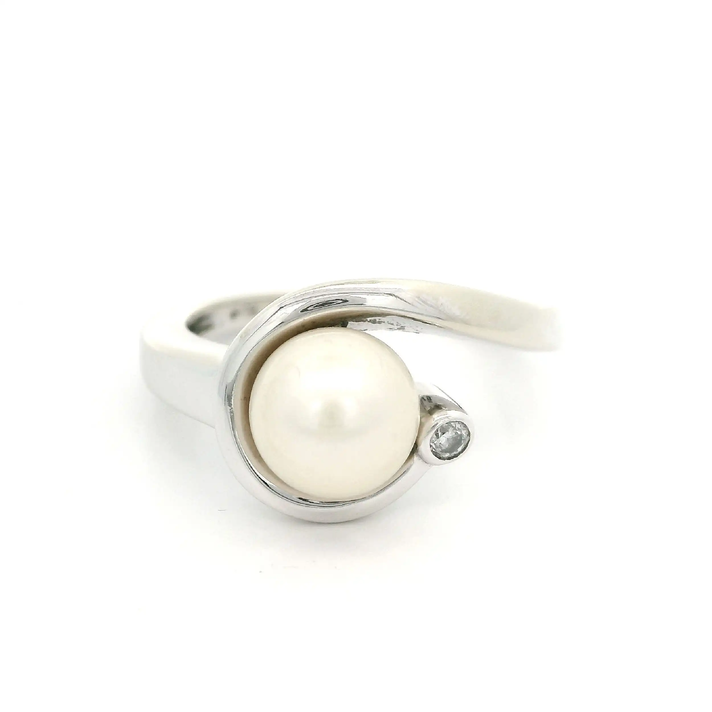 Ring Weißgold mit Brillant und Akoyaperle Ring Weißgold mit Brillant und Akoyaperle
