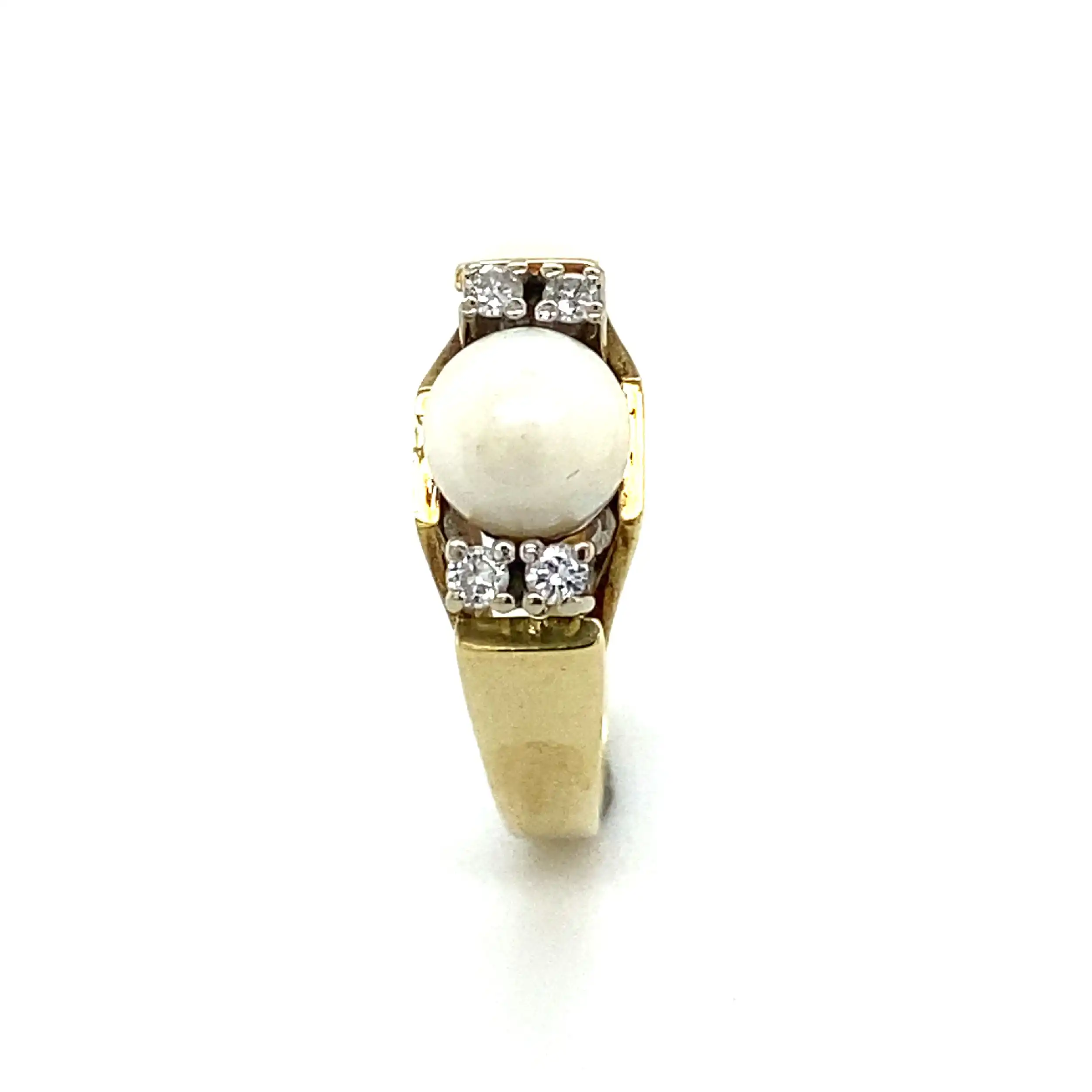 Ring Gelbgold mit Perle und Brillanten, graviert mit 0,09ct Ring Gelbgold mit Perle und Brillanten, graviert mit 0,09ct