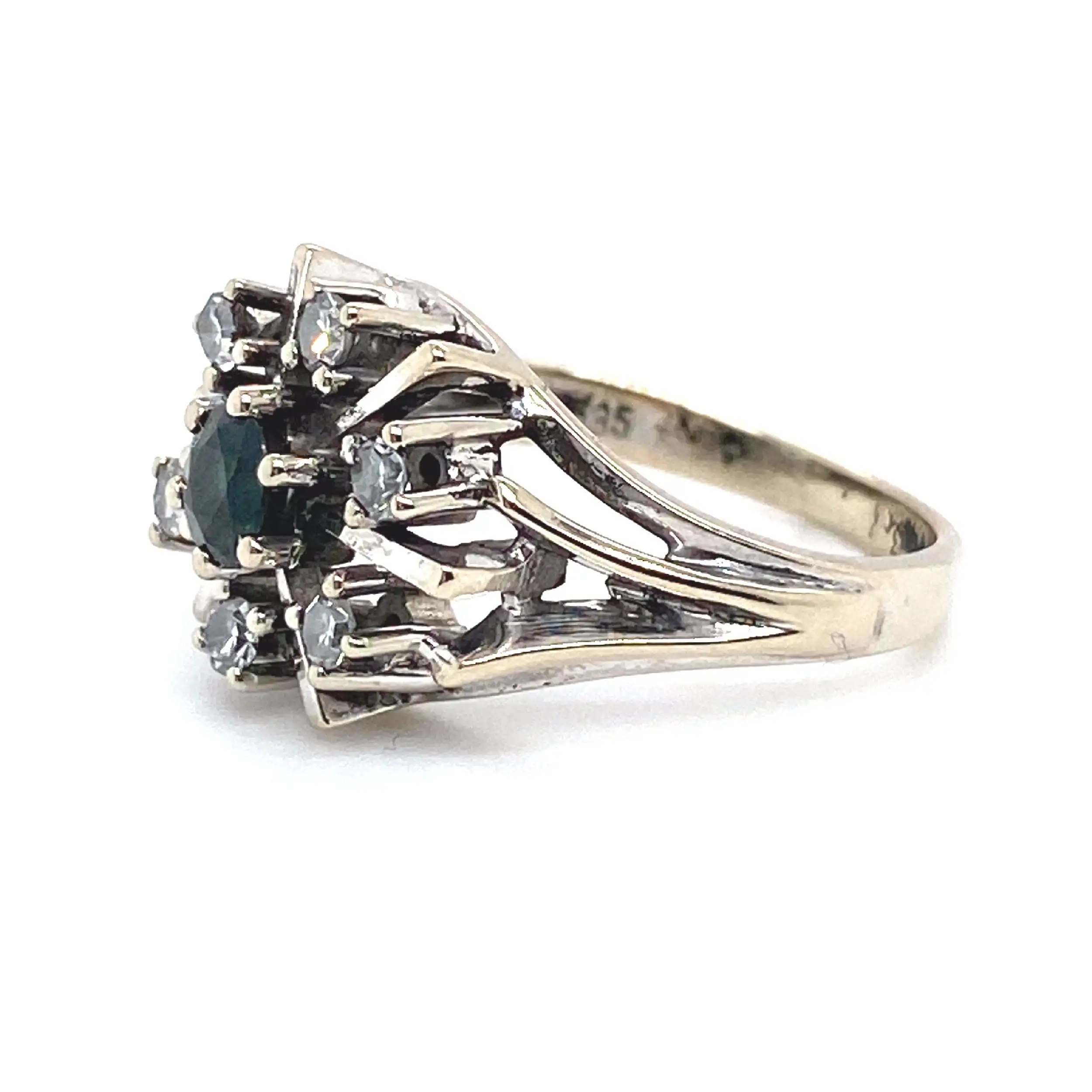 Ring Weißgold mit Brillanten Melee, graviert mit 0,23ct. und Saphir Ring Weißgold mit Brillanten Melee, graviert mit 0,23ct. und Saphir