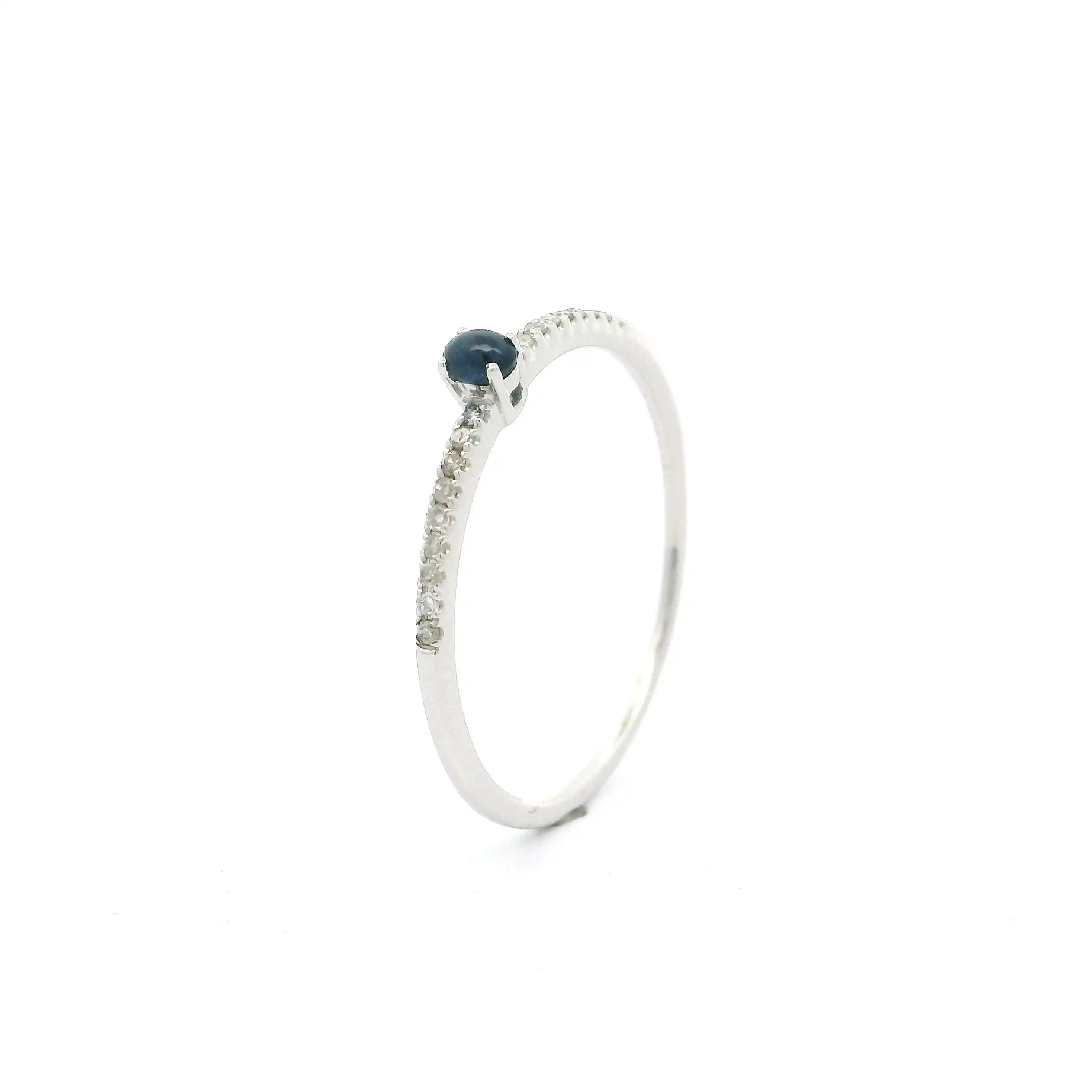 Ring Weißgold mit Saphir Cabochon & Diamanten, graviert mit 0,05ct.