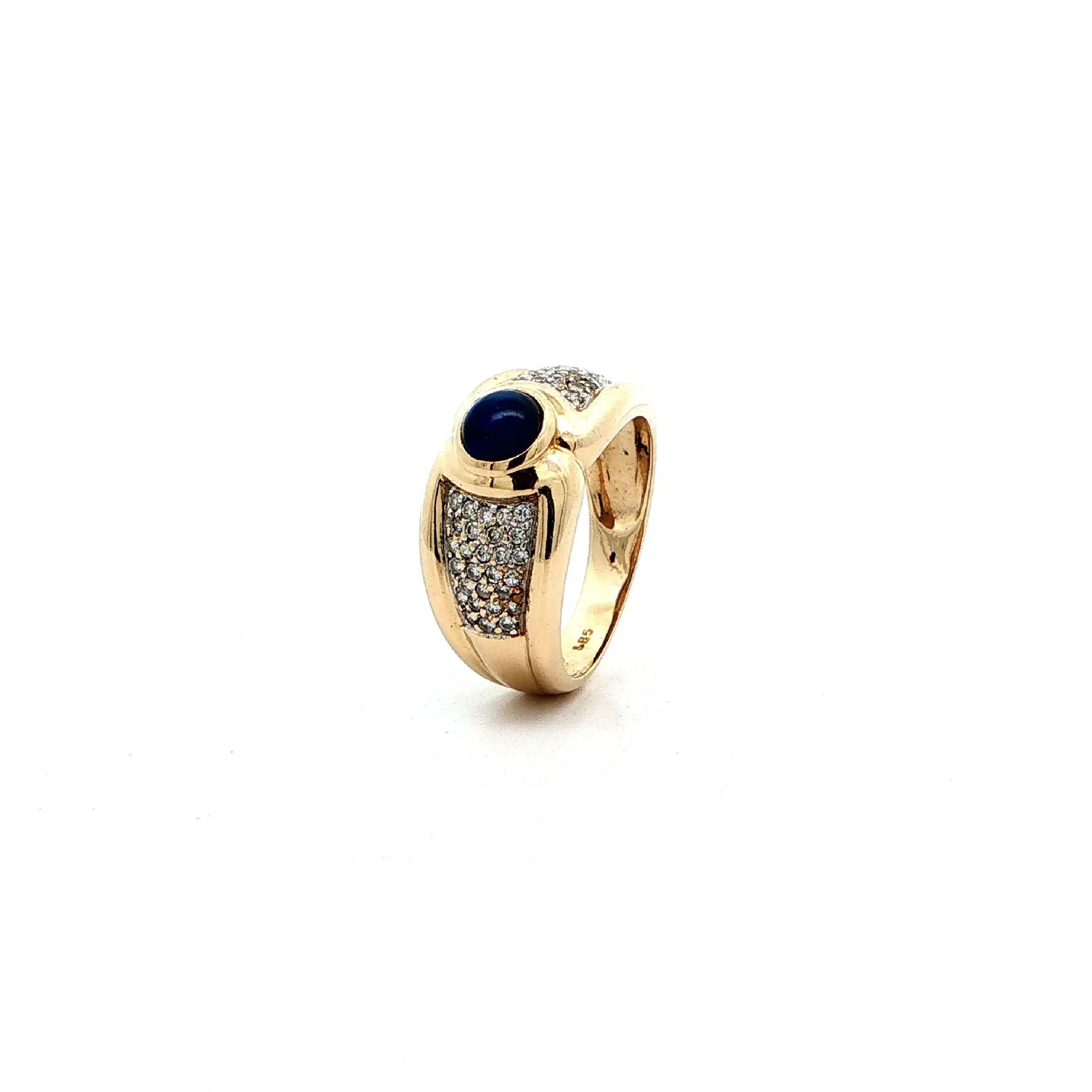 Ring mit Saphir Cabochon & Brillanten Ring mit Saphir Cabochon & Brillanten