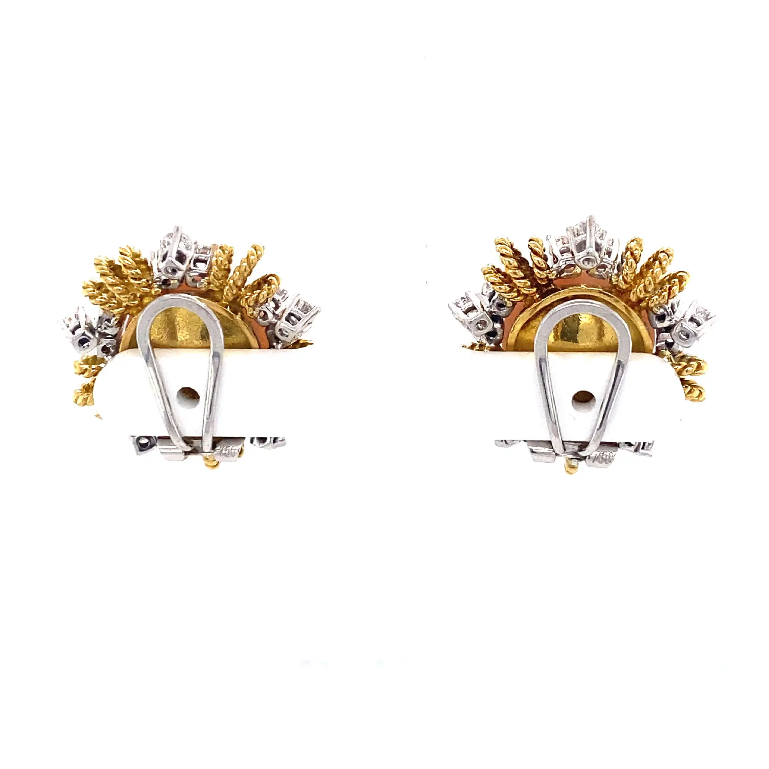 Paar Bicolor Ohrclips mit Koralle 25,5ct. und Brillanten, graviert mit 2,1ct.