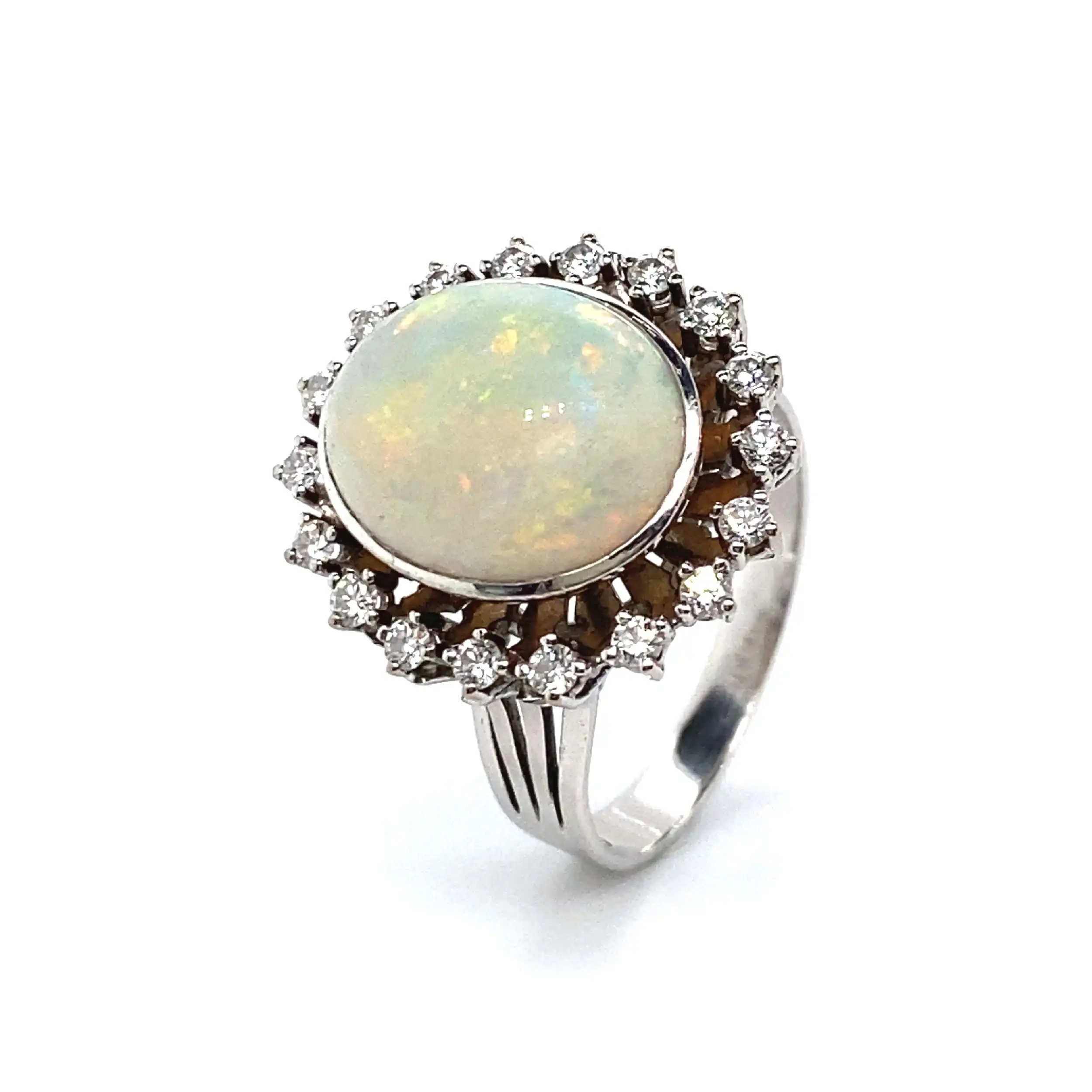Ring Weißgold mit Opal und Diamanten, graviert mit 0,49ct. Ring Weißgold mit Opal und Diamanten, graviert mit 0,49ct.
