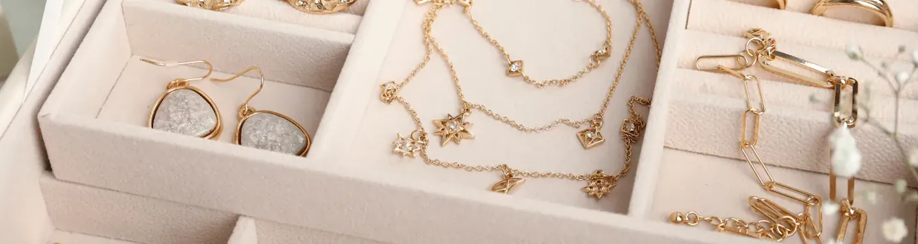 Accessoires im Schmuckkasten Accessoires und Schmuck gebraucht kaufen – hochwertige Stücke bei Pfandhaus Schumachers