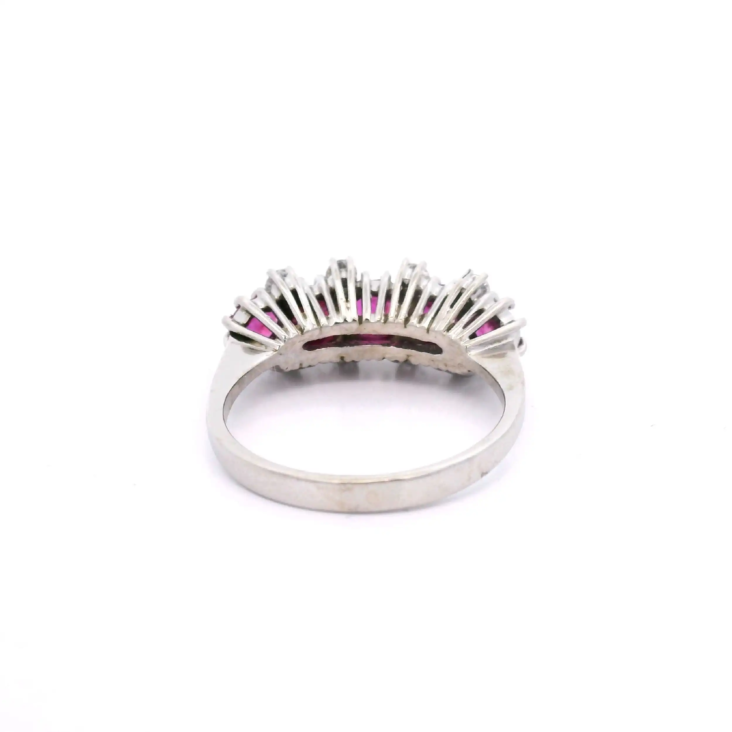 Ring Weißgold mit Brillanten und Rubin Ring Weißgold mit Brillanten und Rubin
