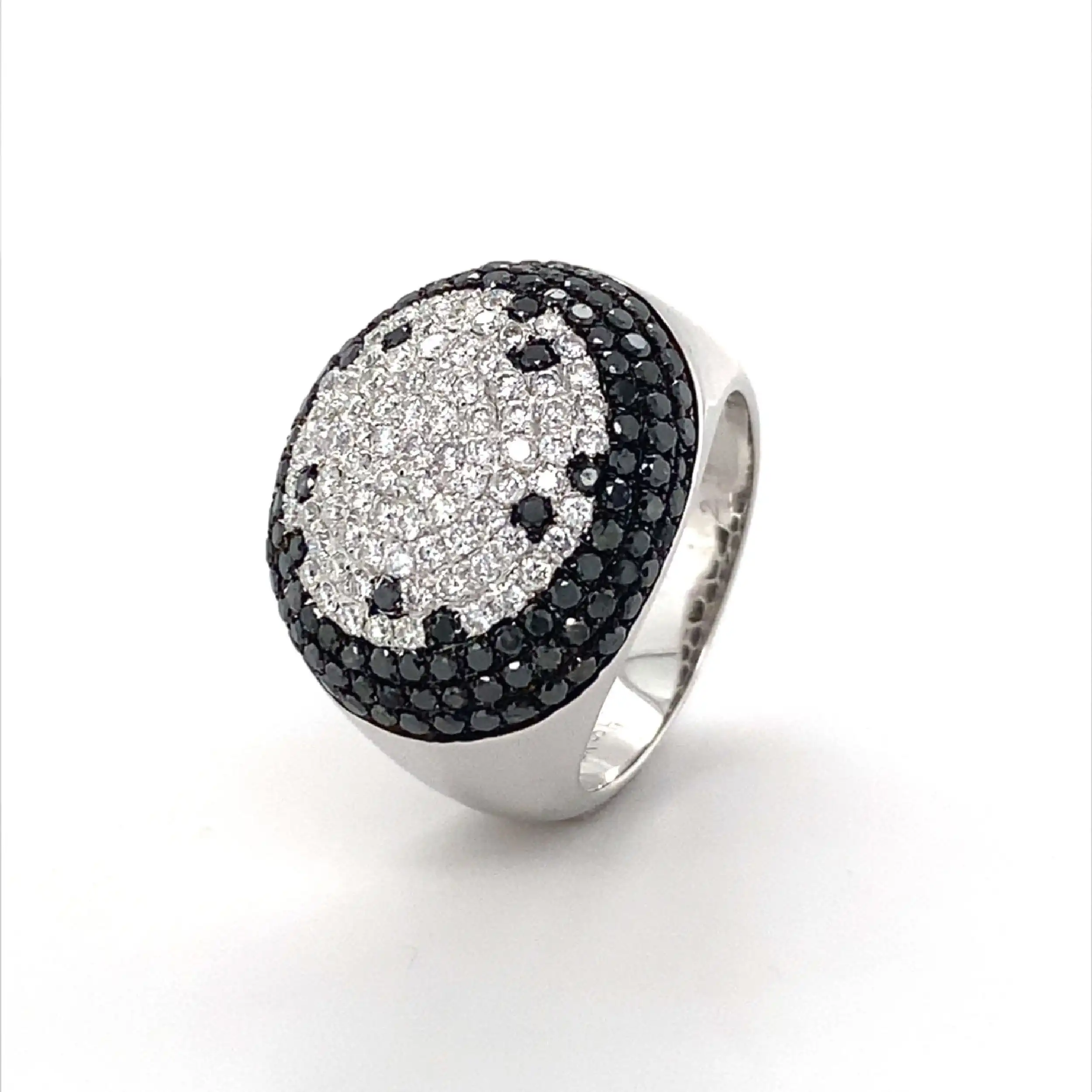 Ring Weißgold mit schwarzen und weißen Brillanten Ring Weißgold mit schwarzen und weißen Brillanten