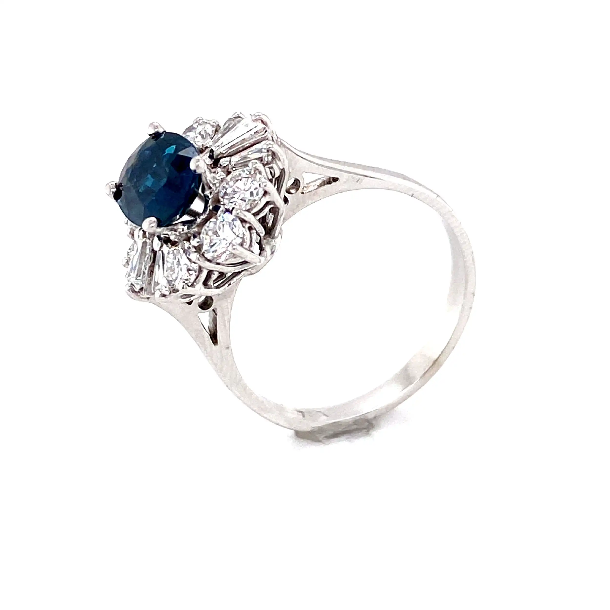 Ring Weißgold mit Saphir, Trapez Diamanten und Brillanten, mit EPL Expertise Ring Weißgold mit Saphir, Trapez Diamanten und Brillanten, mit EPL Expertise