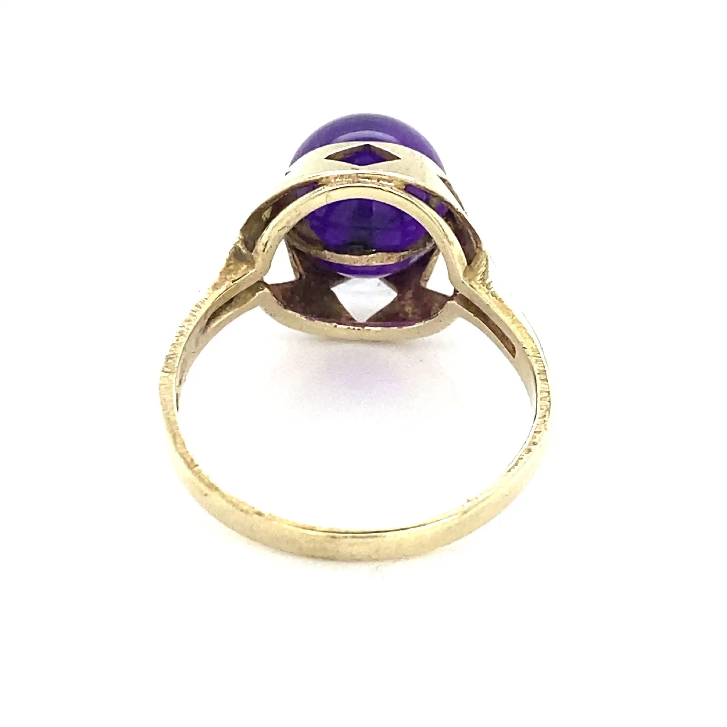 Ring Gelbgold mit Amethyst Cabochon