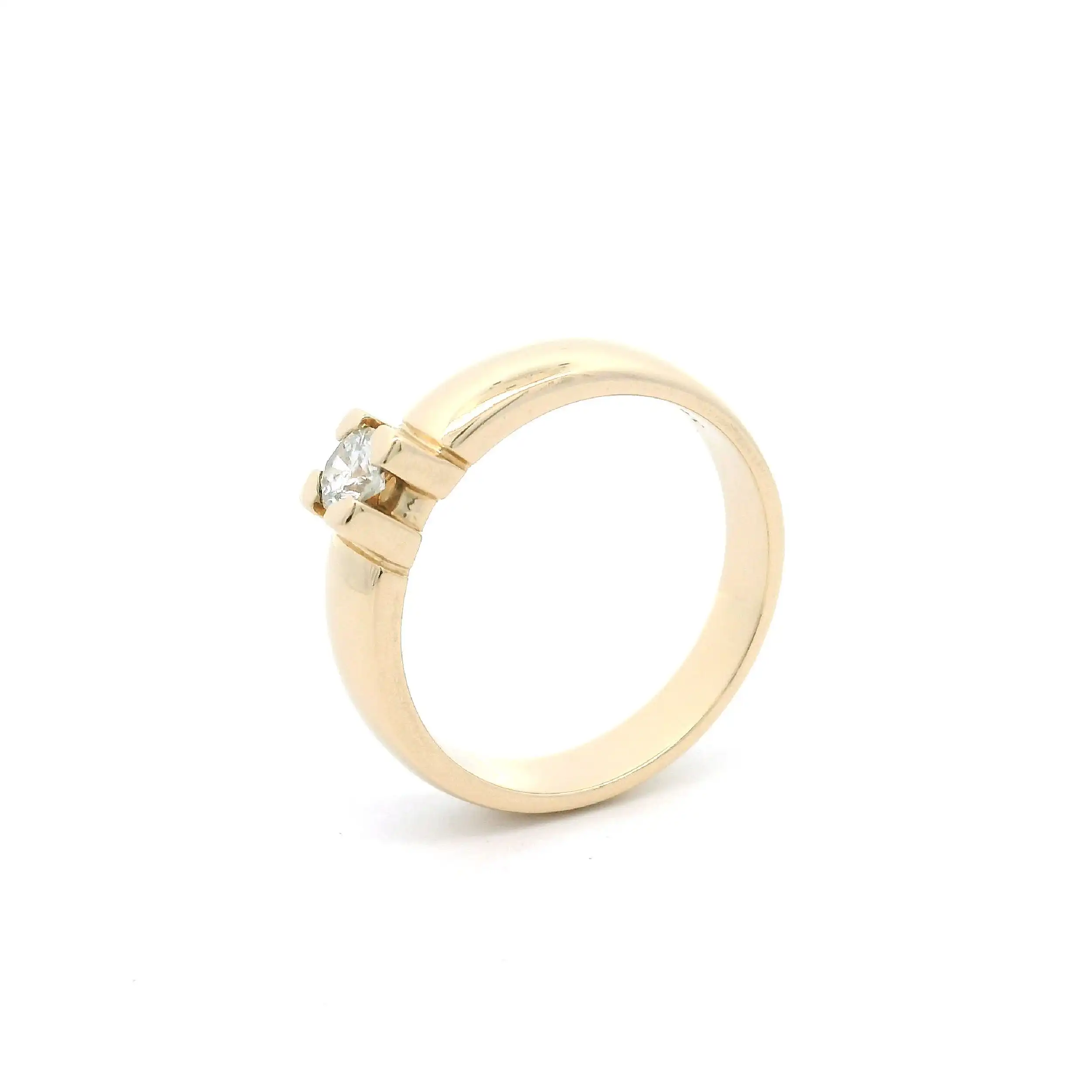 Ring Gelbgold Christ mit Brillant, graviert mit 0,20ct. Ring Gelbgold Christ mit Brillant, graviert mit 0,20ct.