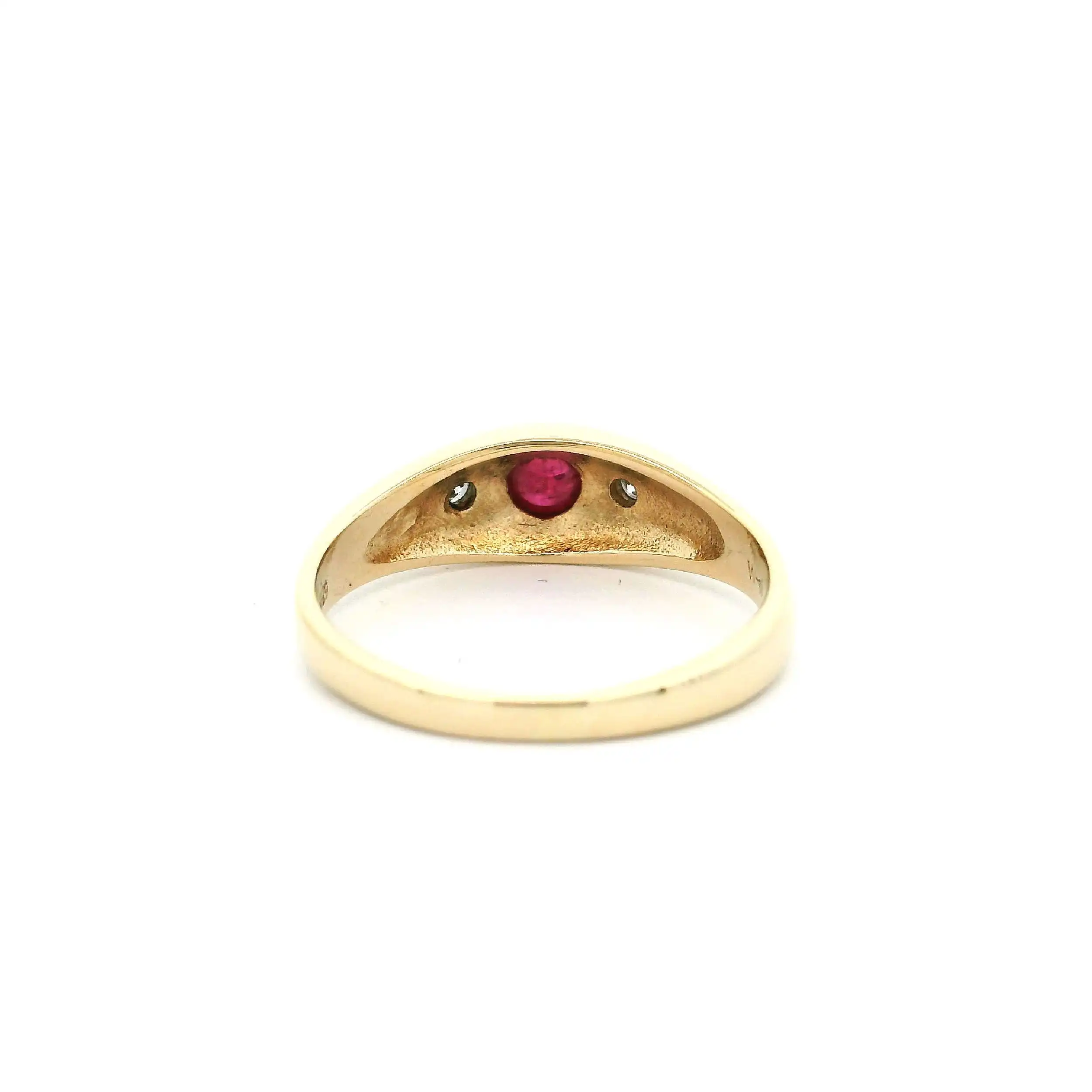 Ring Gelbgold mit Rubin Cabochon & Brillanten, graviert mit 0,06ct. Ring Gelbgold mit Rubin Cabochon & Brillanten, graviert mit 0,06ct.