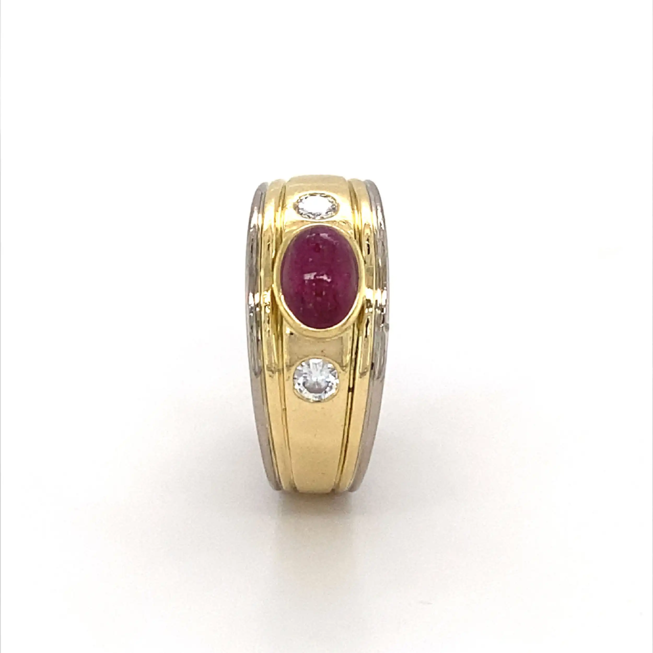 Ring Bicolor mit Rubincabochon und Brillanten, mit 1,03 und 0,16ct graviert Ring Bicolor mit Rubincabochon und Brillanten, mit 1,03 und 0,16ct graviert