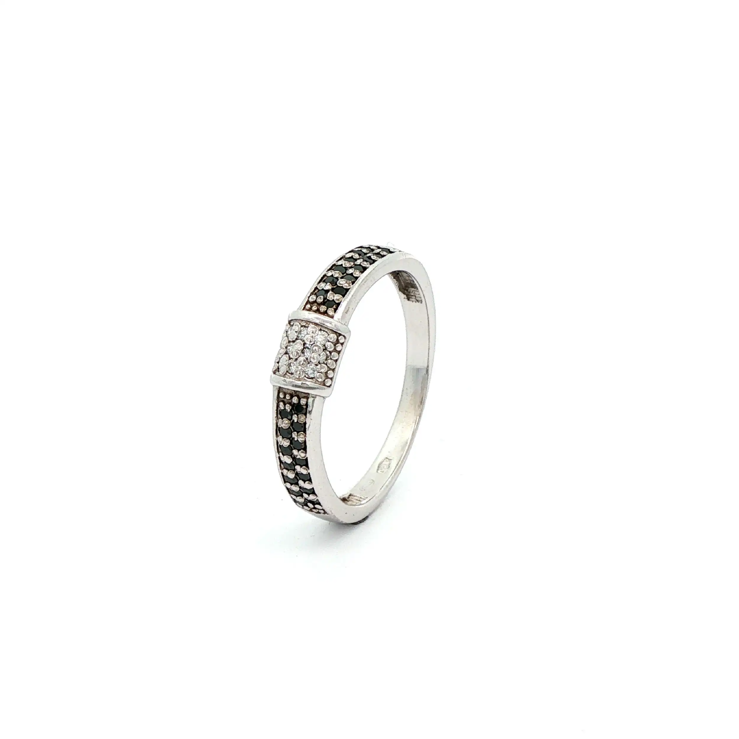Ring Weißgold mit schwarzen und weißen Brillanten Ring Weißgold mit schwarzen und weißen Brillanten