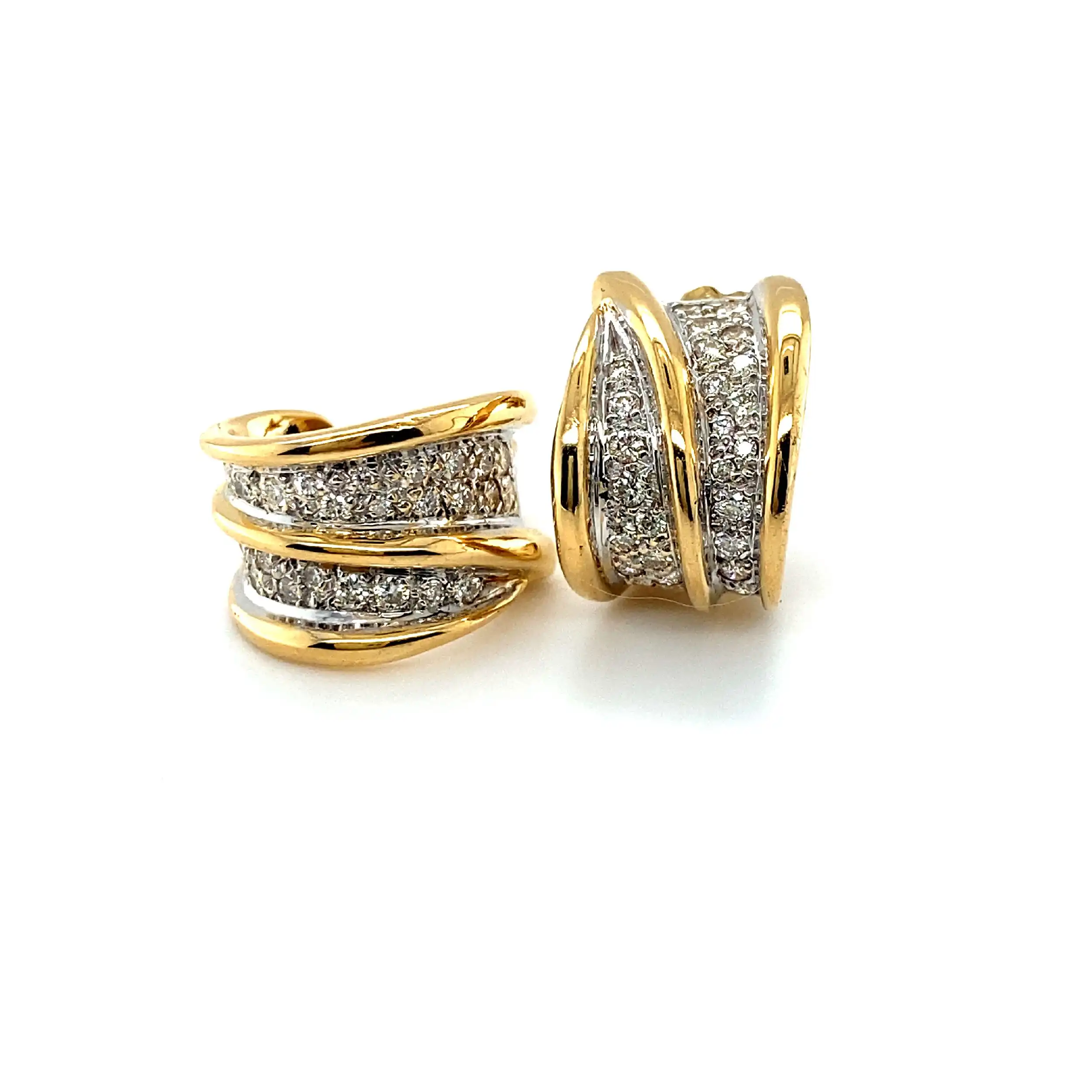 Halbcreolen Gelbgold mit Brillanten, graviert mit je 0,31ct Halbcreolen Gelbgold mit Brillanten, graviert mit je 0,31ct