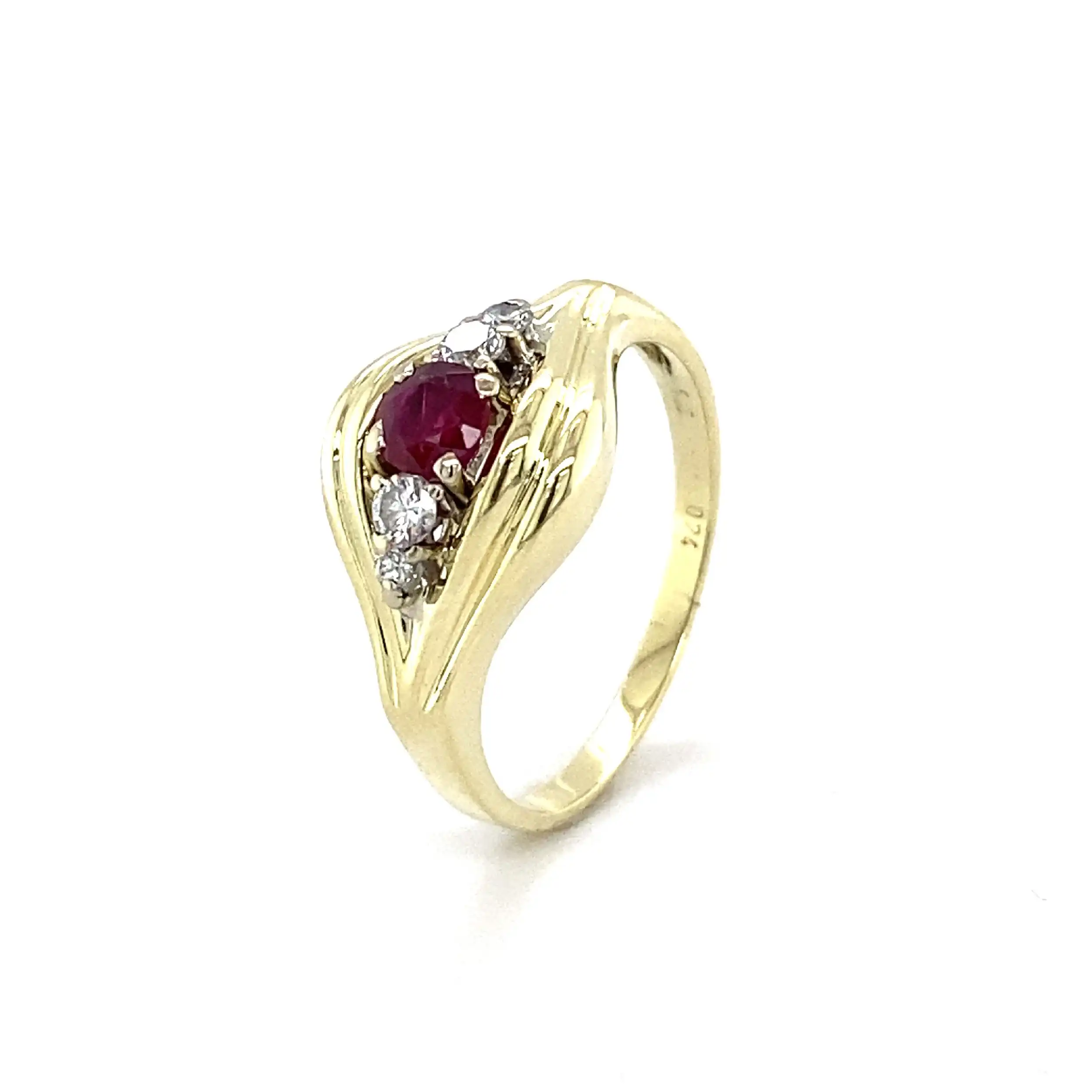 Ring Gelbgold mit rotem Farbstein und Brillanten, graviert mit 0,24ct Ring Gelbgold mit rotem Farbstein und Brillanten, graviert mit 0,24ct