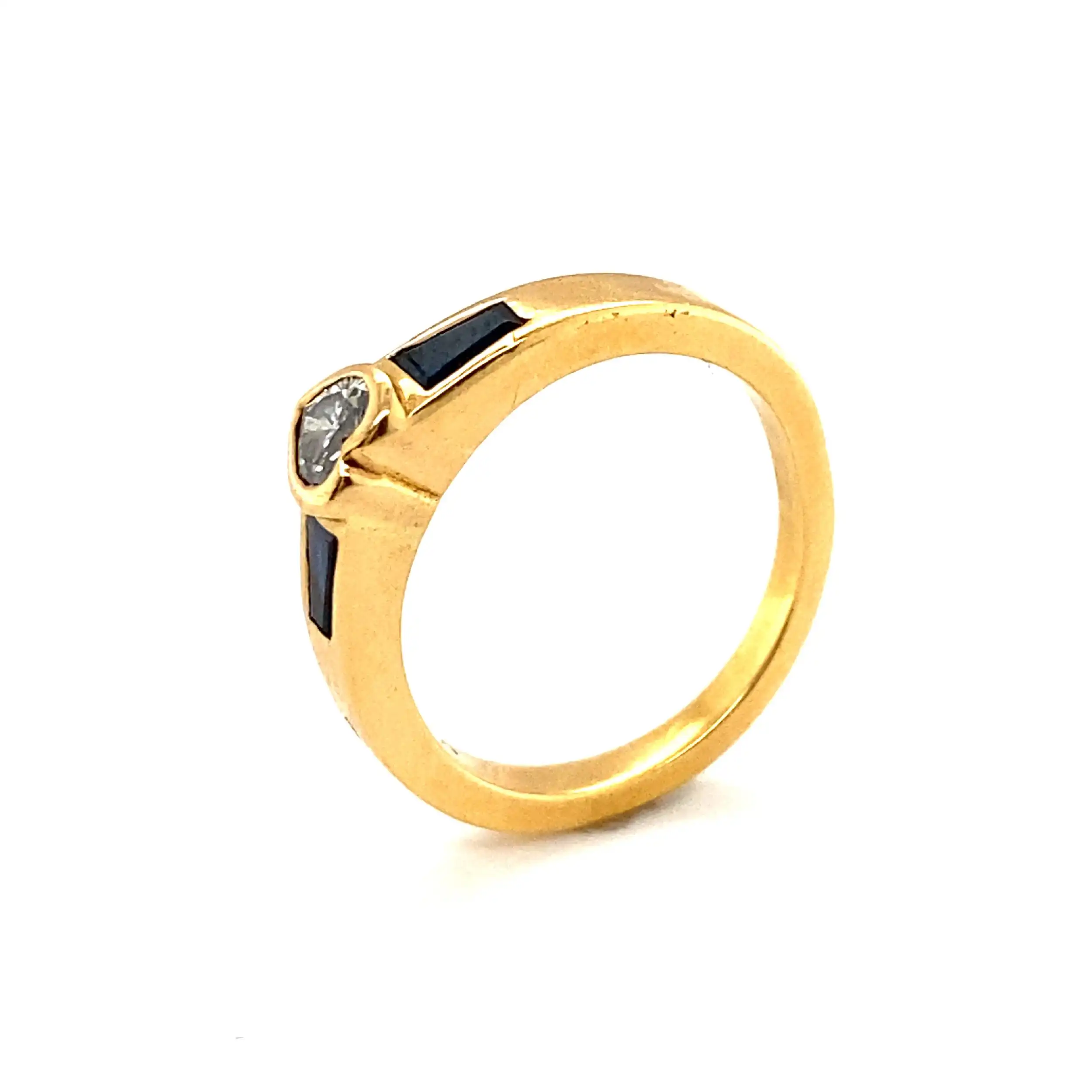 Ring Gelbgold mit Saphiren und Herzdiamant Ring Gelbgold mit Saphiren und Herzdiamant