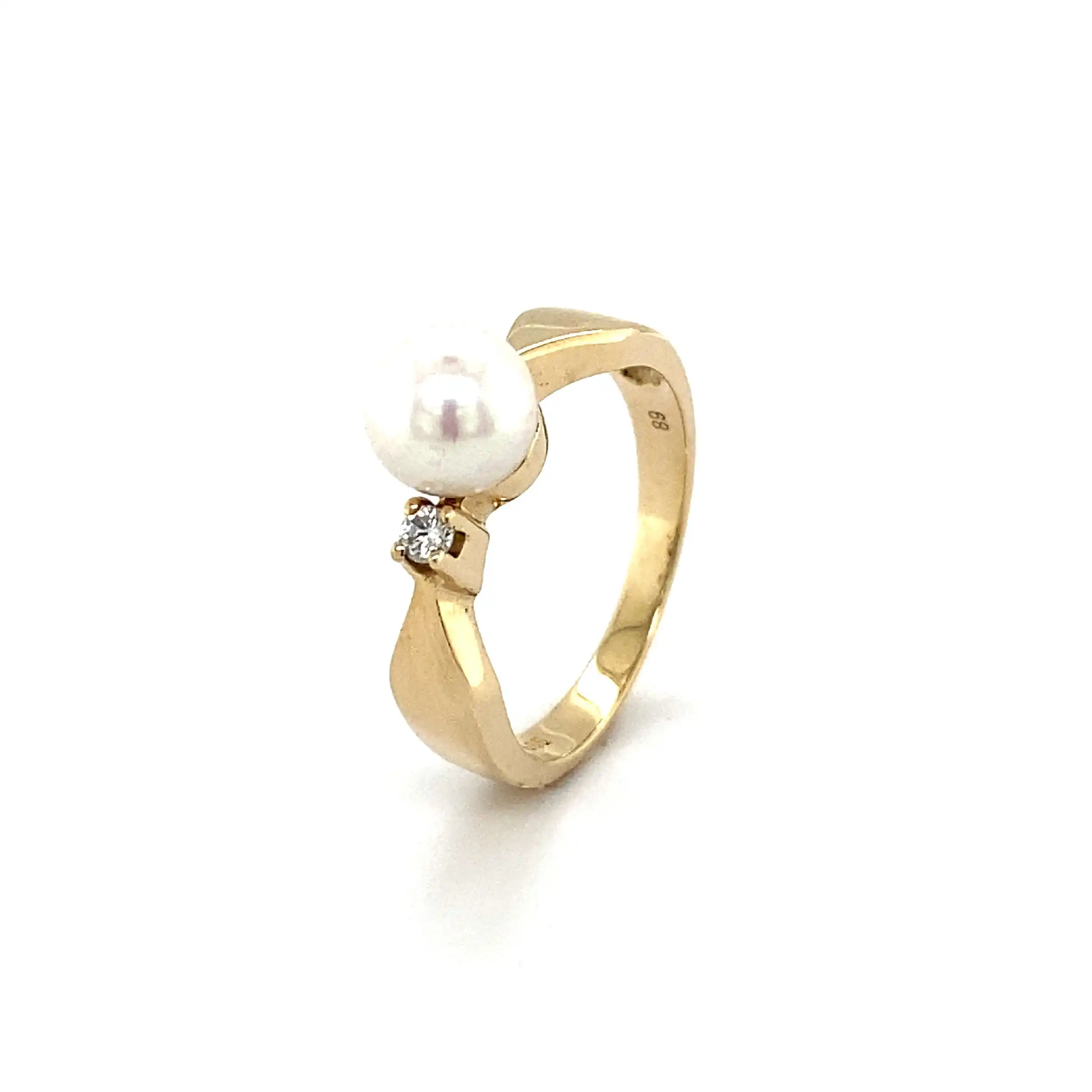 Ring Gelbgold mit Perle und Brillant Ring Gelbgold mit Perle und Brillant