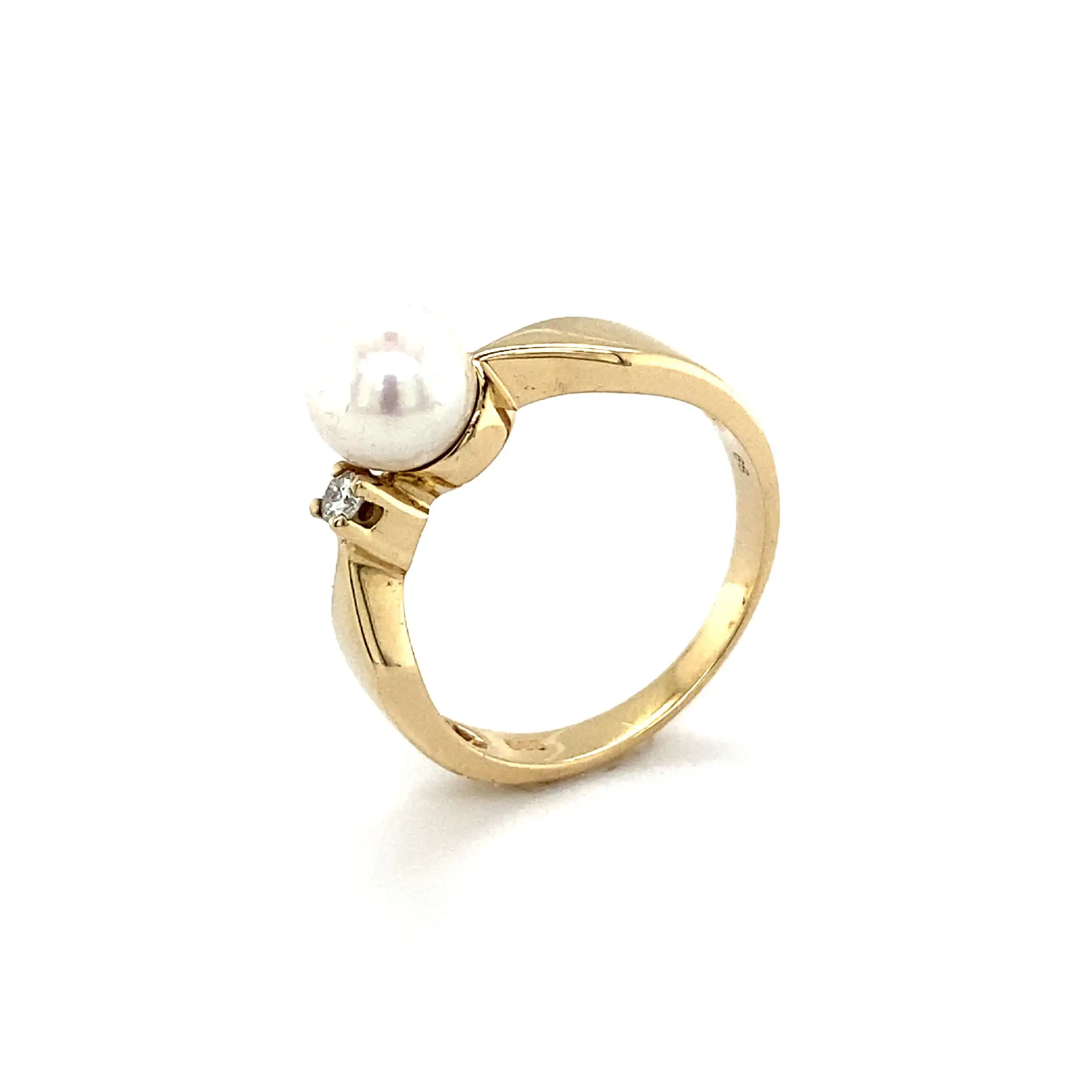 Ring Gelbgold mit Perle und Brillant Ring Gelbgold mit Perle und Brillant