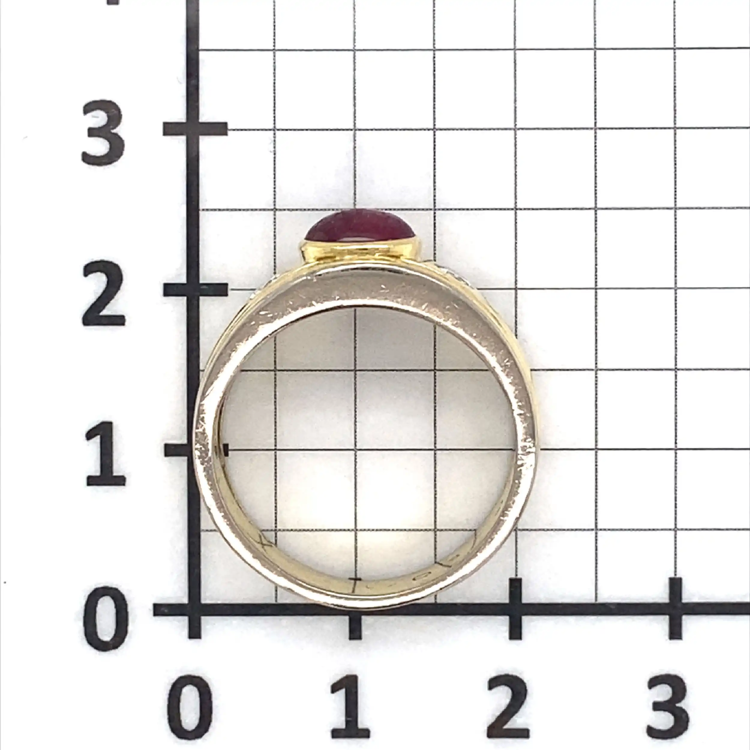Ring Bicolor mit Rubincabochon und Brillanten, mit 1,03 und 0,16ct graviert Ring Bicolor mit Rubincabochon und Brillanten, mit 1,03 und 0,16ct graviert