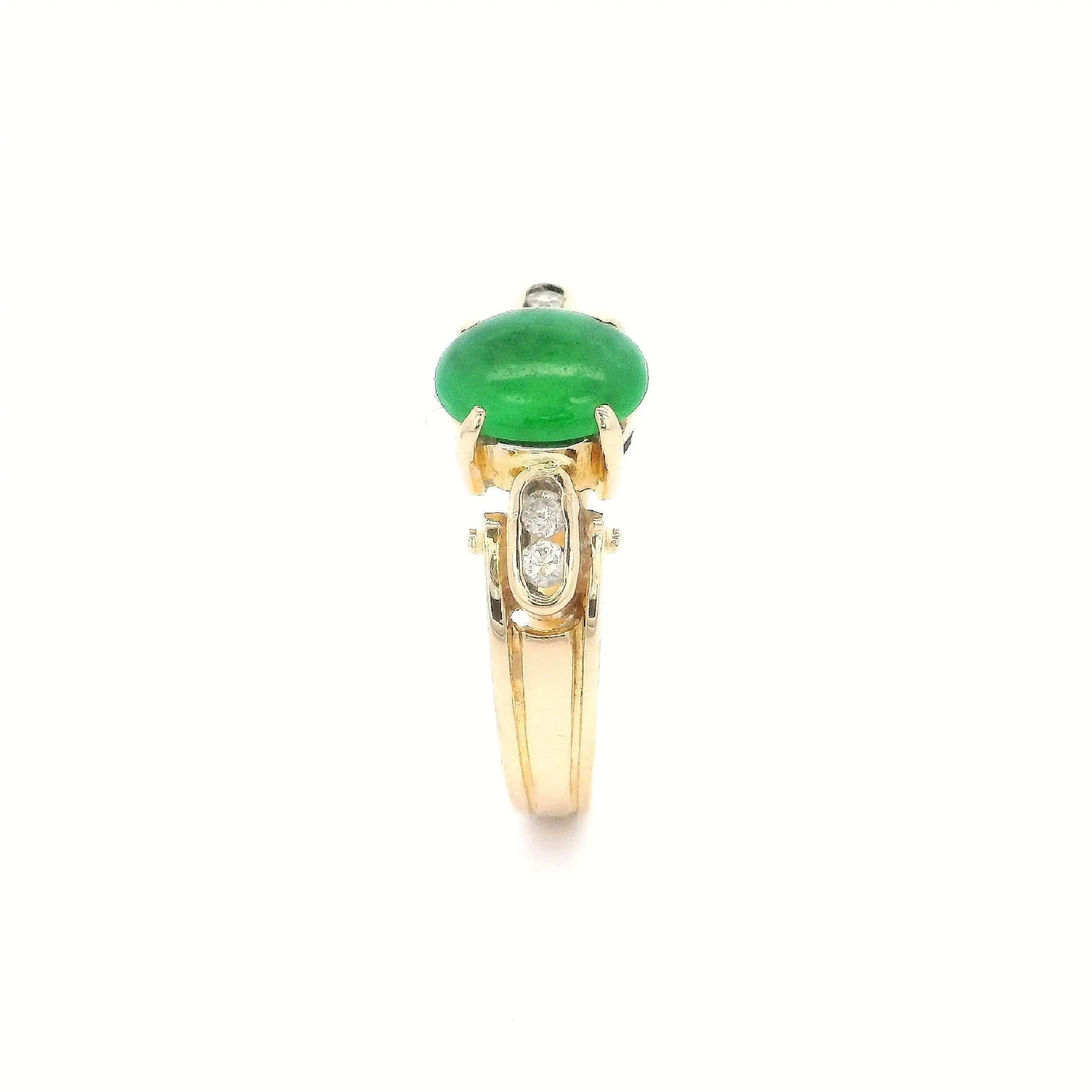 Ring Gelbgold mit grünem Cabochon und Brillanten Ring Gelbgold mit grünem Cabochon und Brillanten