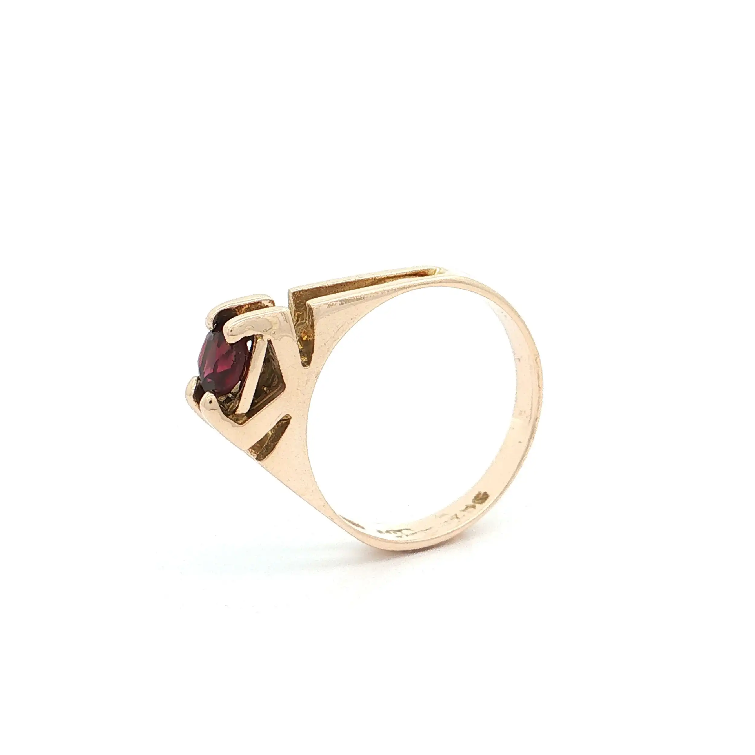 Ring Gelbgold mit rotem Farbstein Ring Gelbgold mit rotem Farbstein