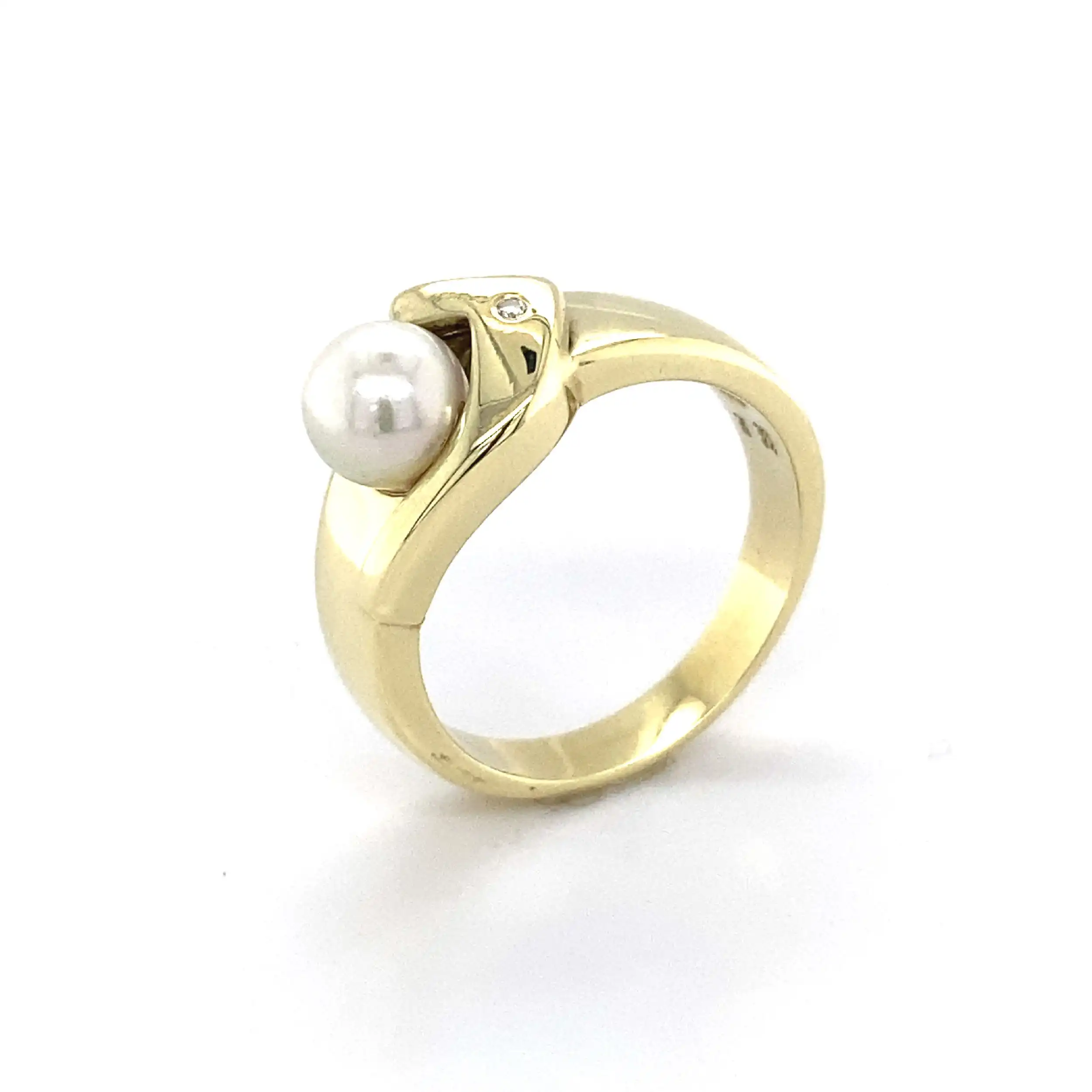 Ring Gelbgold mit Perle und Brillant Ring Gelbgold mit Perle und Brillant