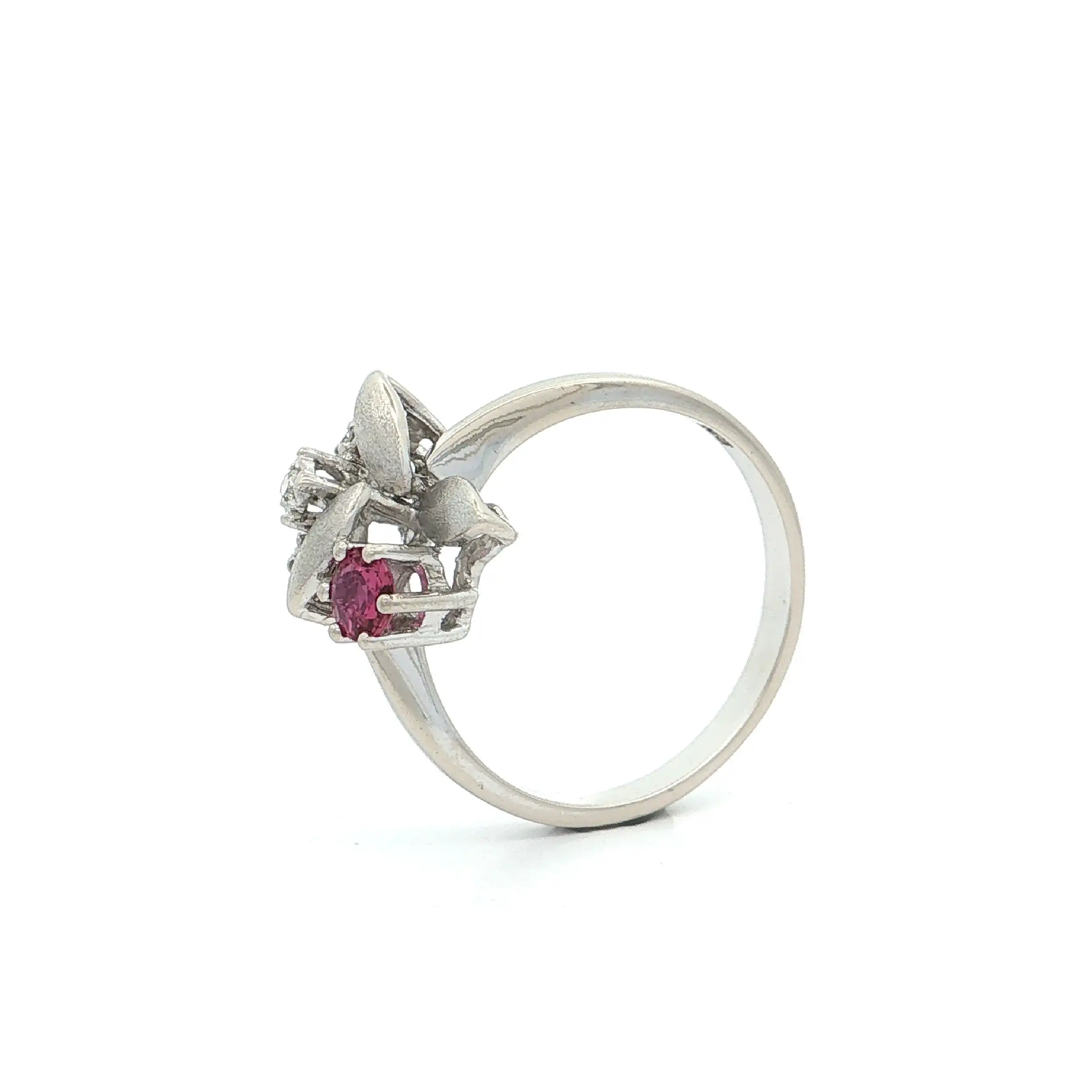 Ring Weißgold mit Rubin und Diamanten