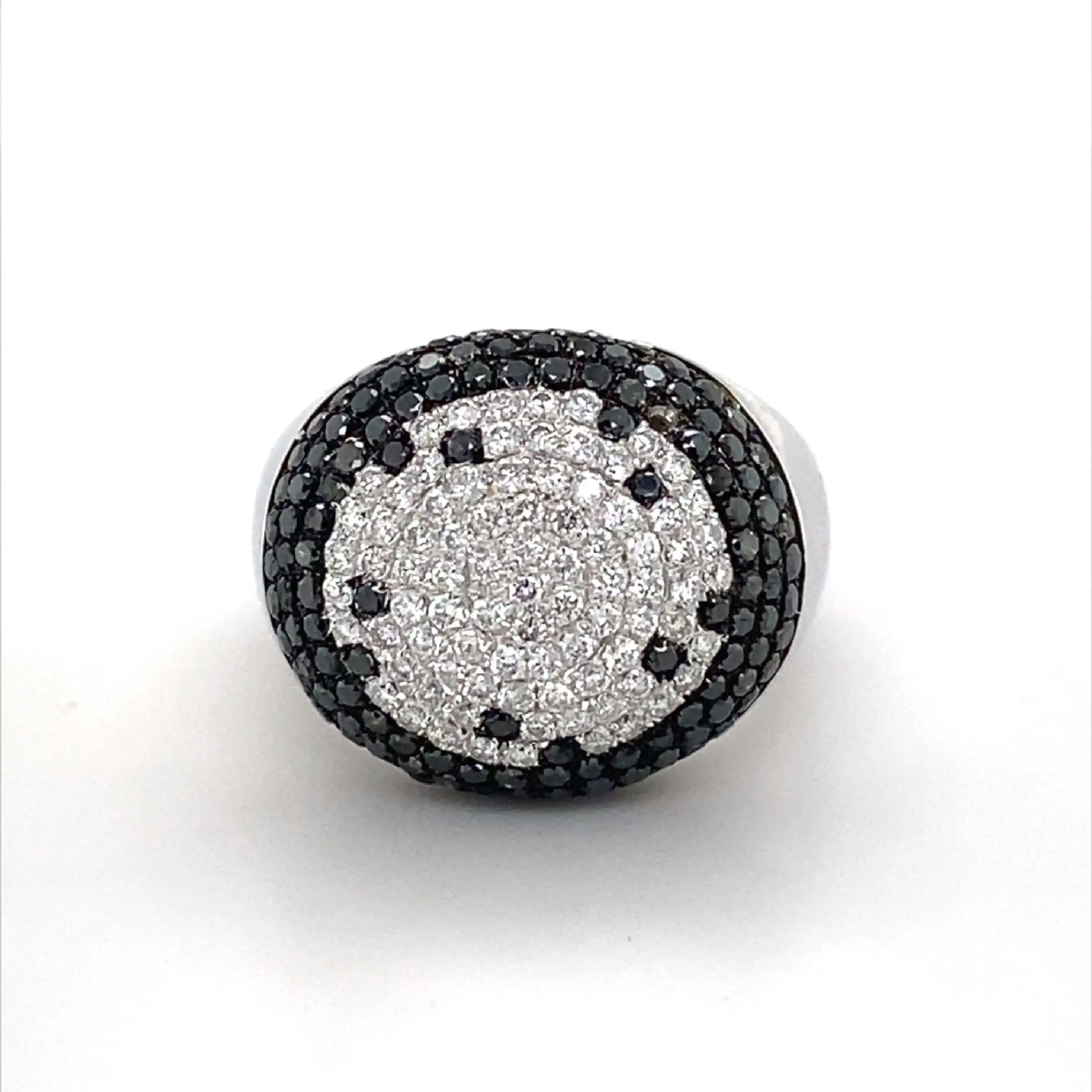 Ring Weißgold mit schwarzen und weißen Brillanten Ring Weißgold mit schwarzen und weißen Brillanten