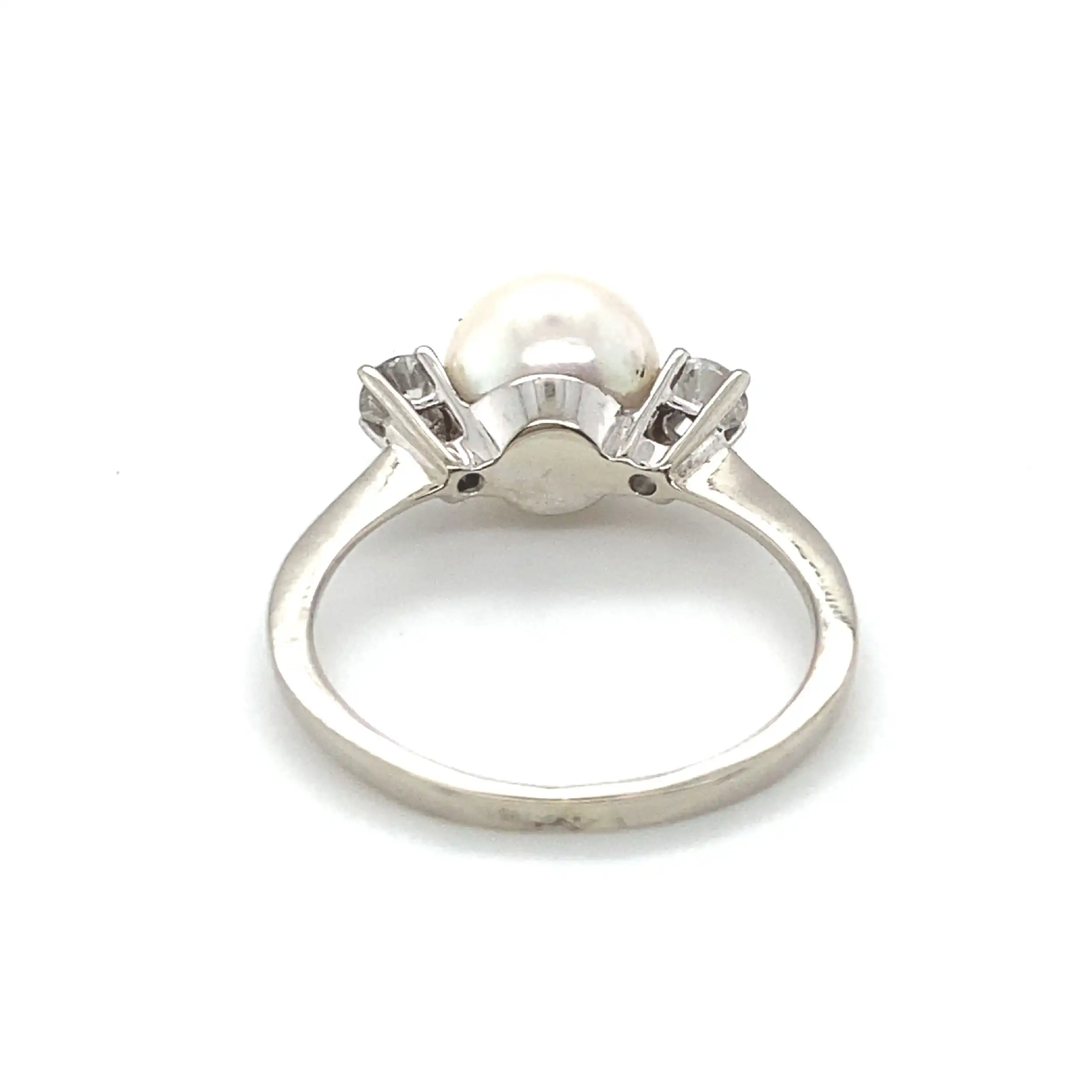 Perlring mit Brillanten, graviert mit 0,24ct Perlring mit Brillanten, graviert mit 0,24ct