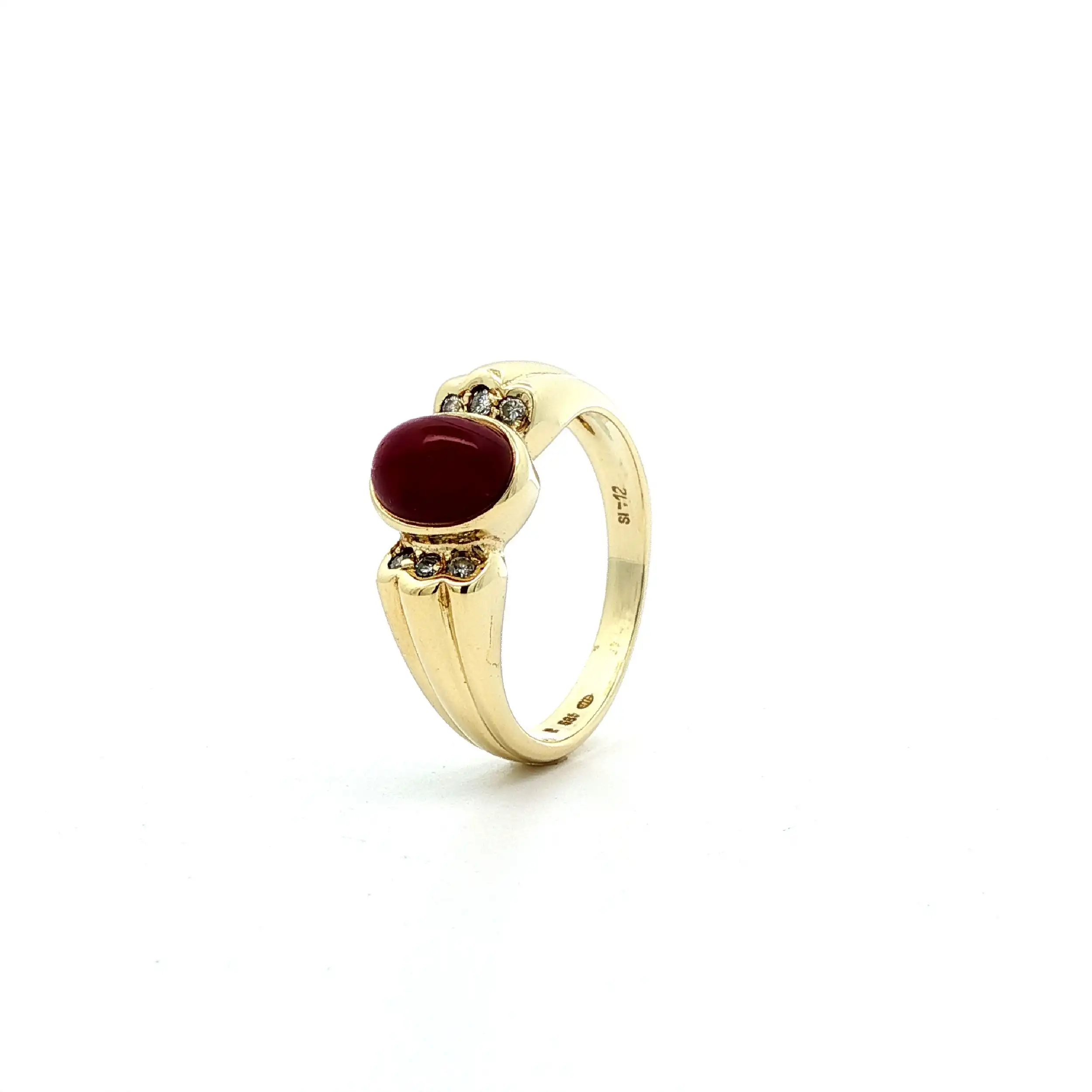 Ring Gelbgold mit Rubin Cabochon & Brillanten