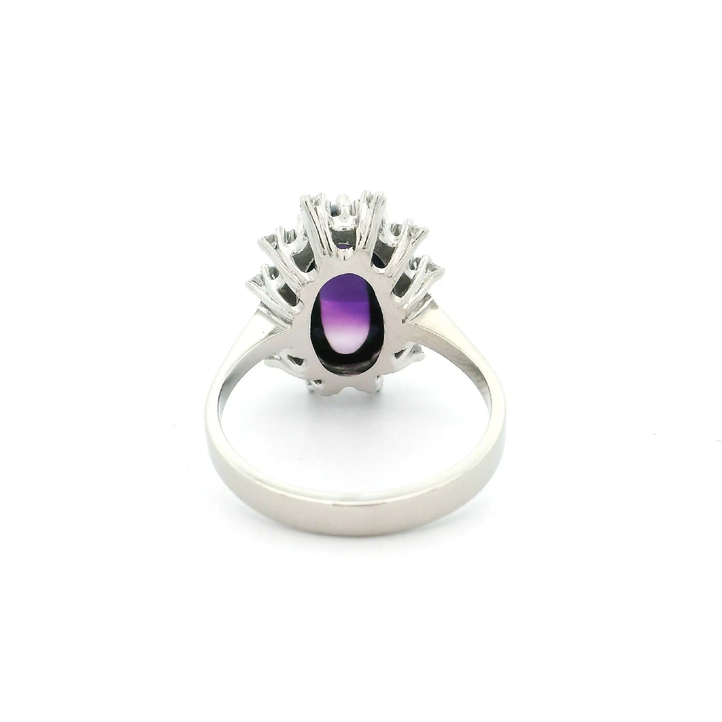Ring Weißgold mit lila Carbochonstein & Diamanten, graviert mit 0,24ct.