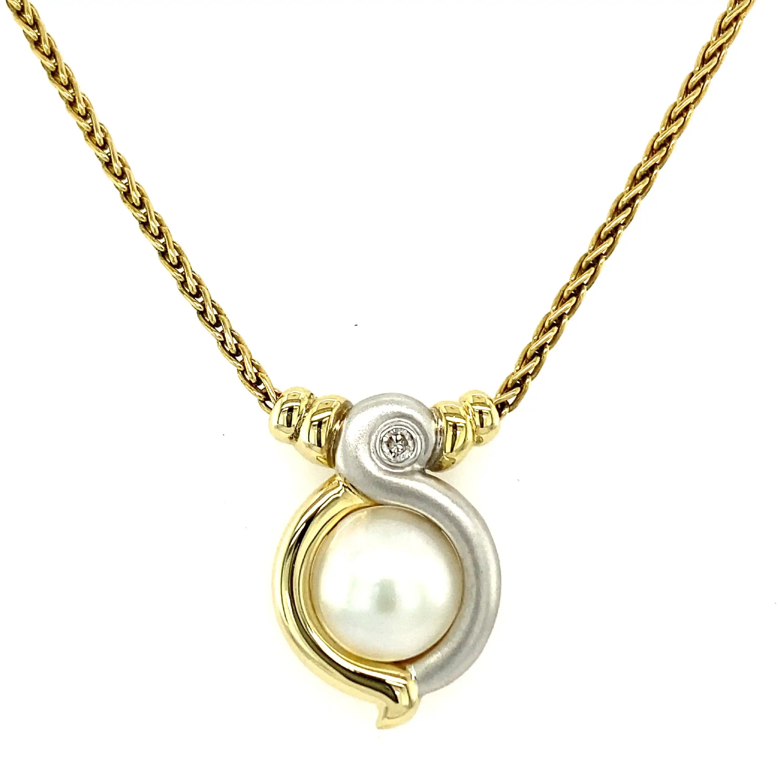 Collier Bicolor mit Mabé-Perle & Brillant, graviert mit 0,09ct. Collier Bicolor mit Mabé-Perle & Brillant, graviert mit 0,09ct.
