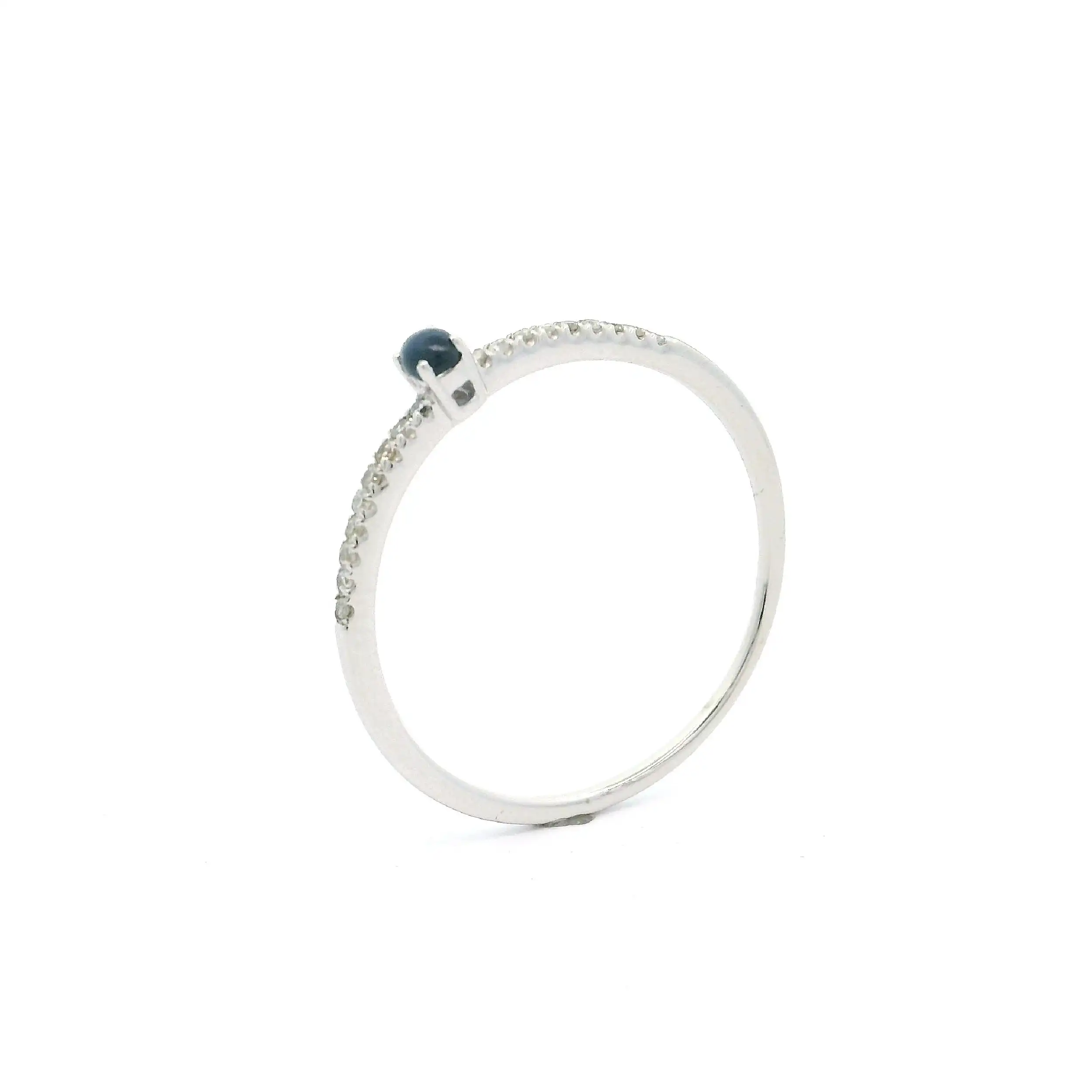 Ring Weißgold mit Saphir Cabochon & Diamanten, graviert mit 0,05ct. Ring Weißgold mit Saphir Cabochon & Diamanten, graviert mit 0,05ct.