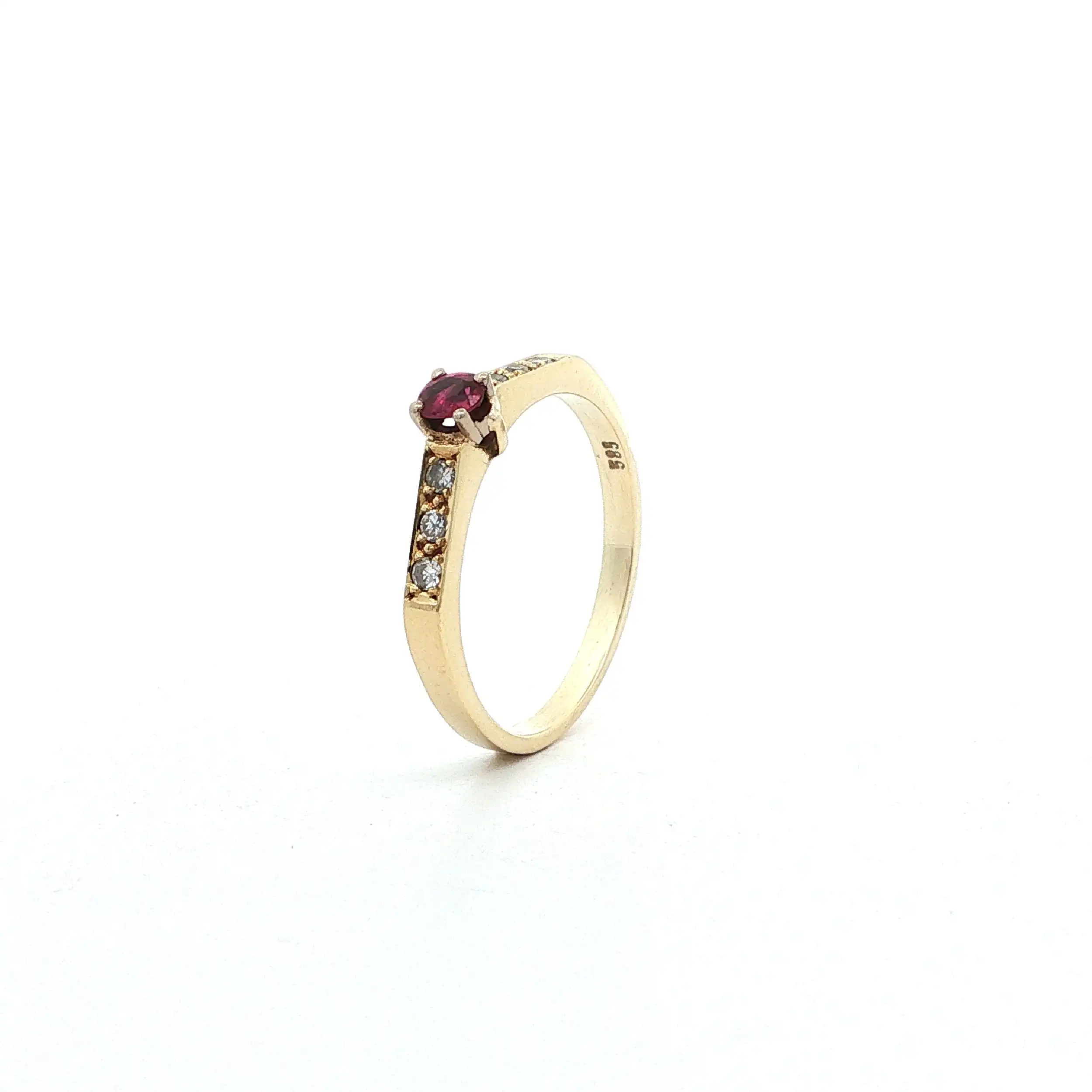 Ring Gelbgold mit Rubin & Diamanten