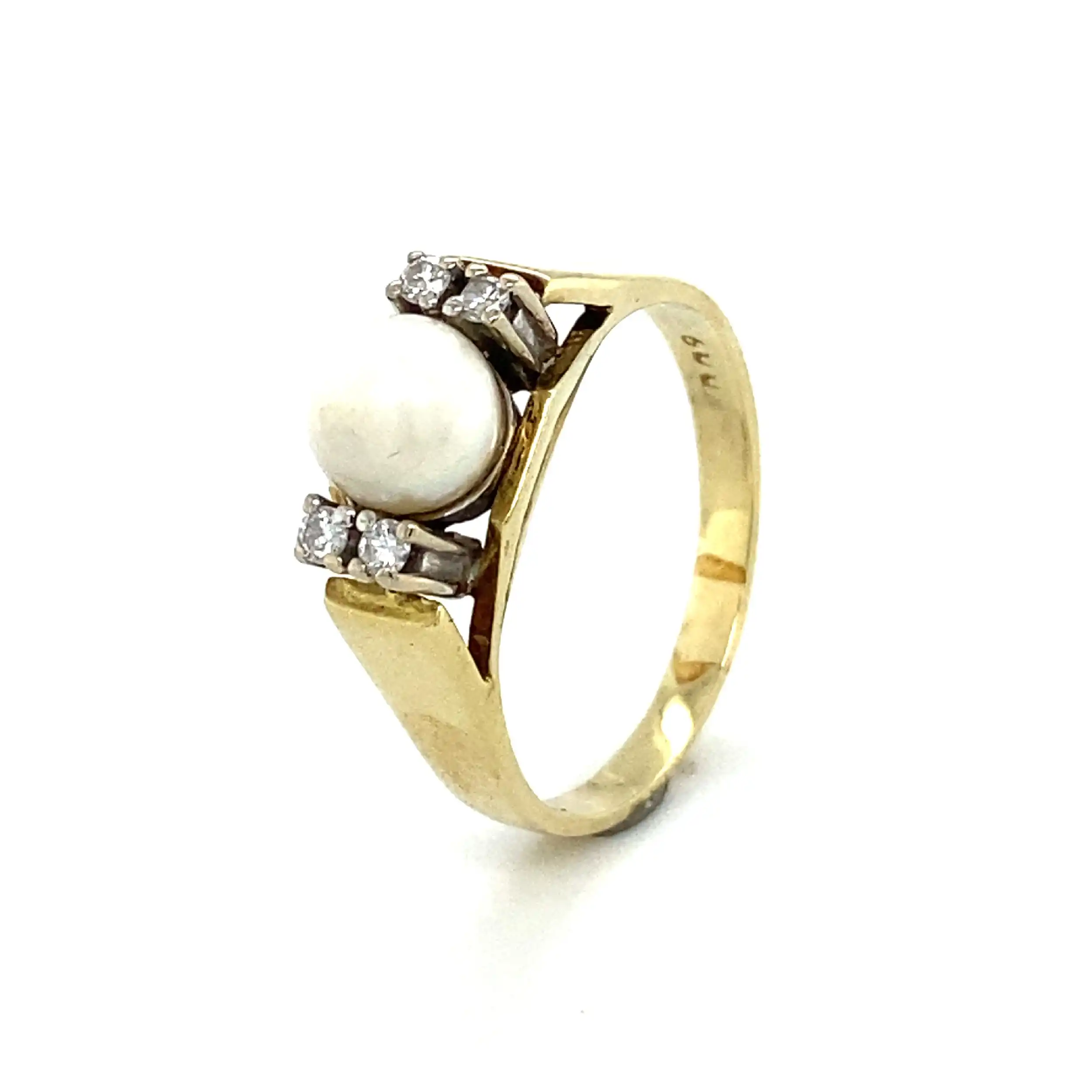 Ring Gelbgold mit Perle und Brillanten, graviert mit 0,09ct Ring Gelbgold mit Perle und Brillanten, graviert mit 0,09ct