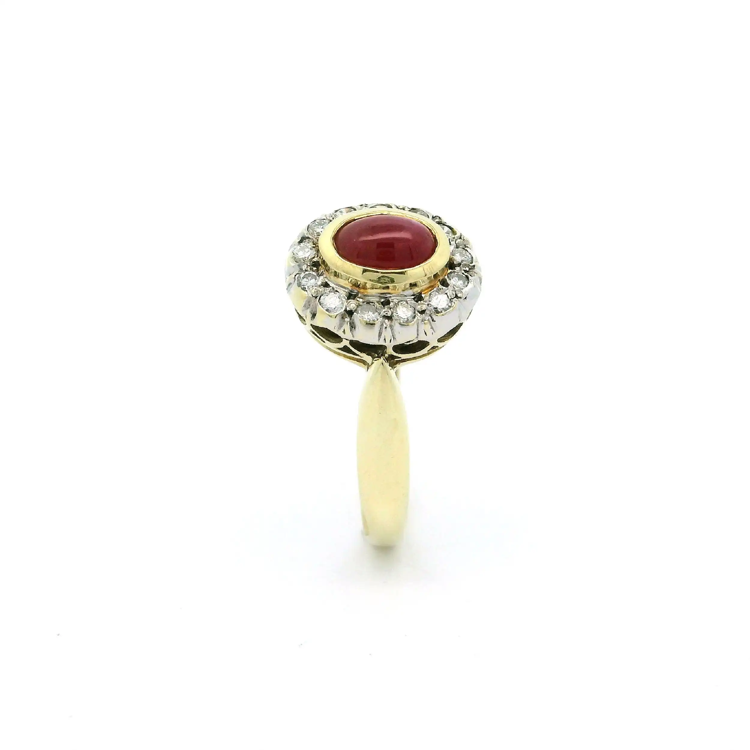 Ring Gelbgold mit Rubin Cabochon & Brillanten