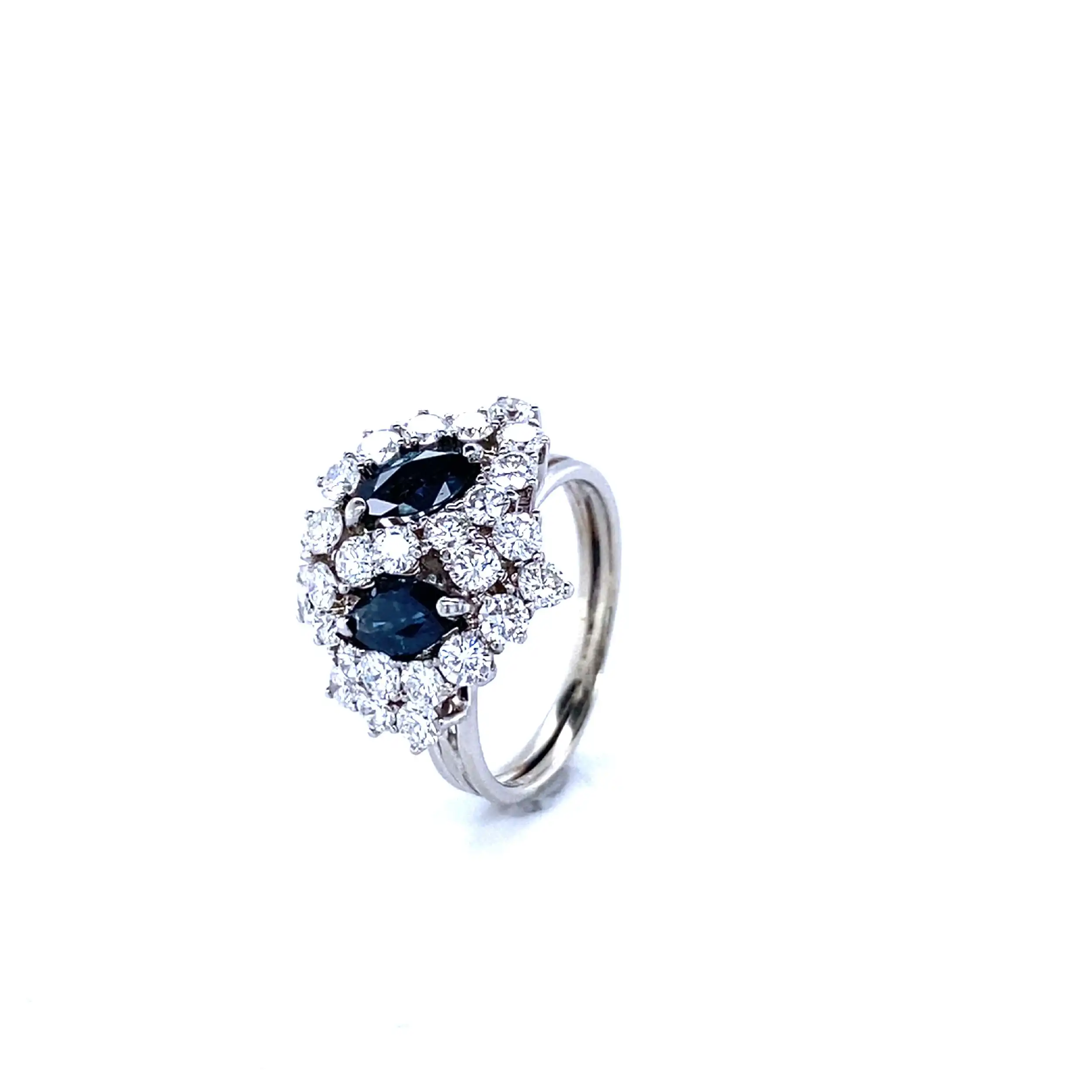 Ring Weißgold mit Brillanten und 2 Saphiren, graviert mit 1,07ct Ring Weißgold mit Brillanten und 2 Saphiren, graviert mit 1,07ct