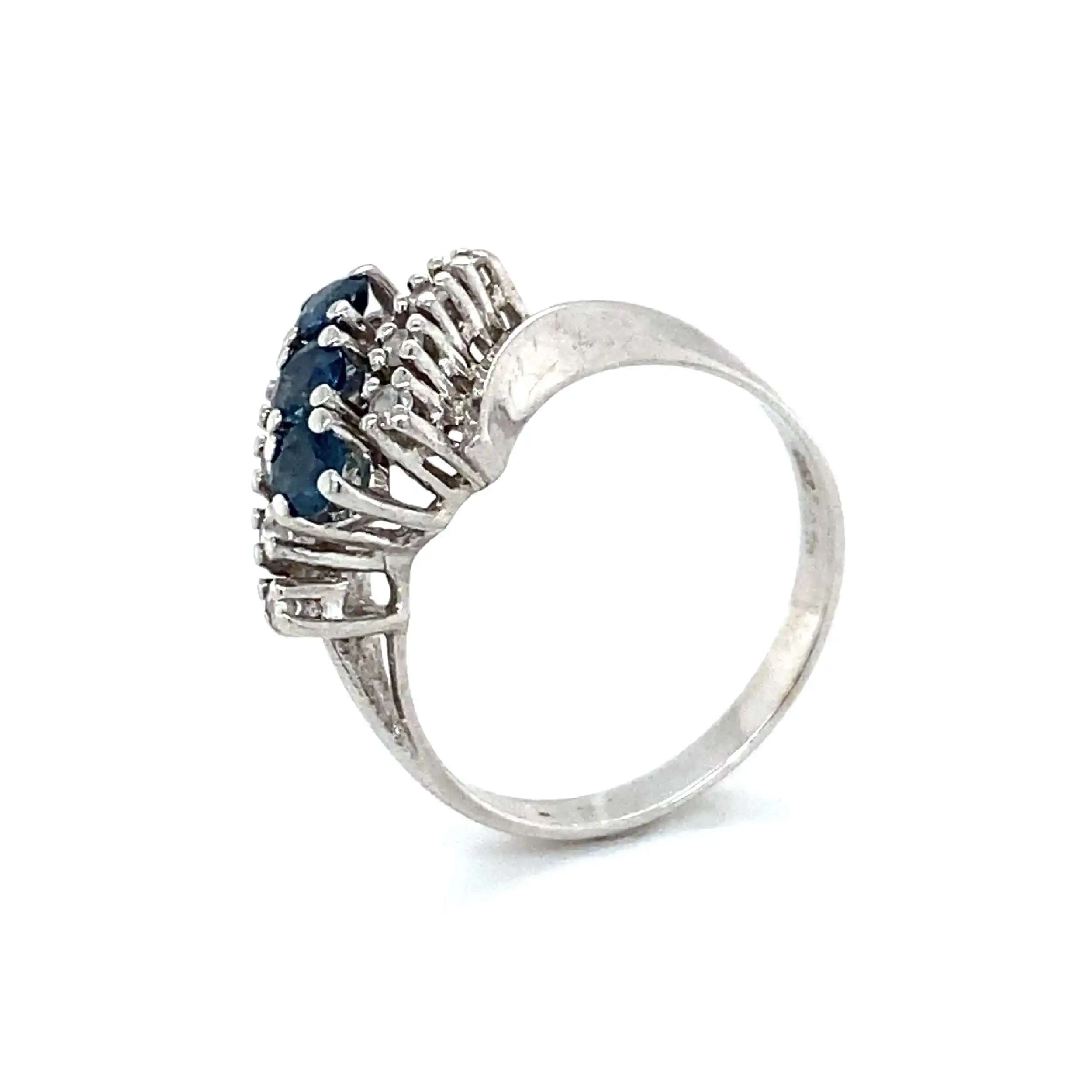 Ring Weißgold mit Diamanten, graviert mit 0,16ct und blauen Farbsteinen Ring Weißgold mit Diamanten, graviert mit 0,16ct und blauen Farbsteinen