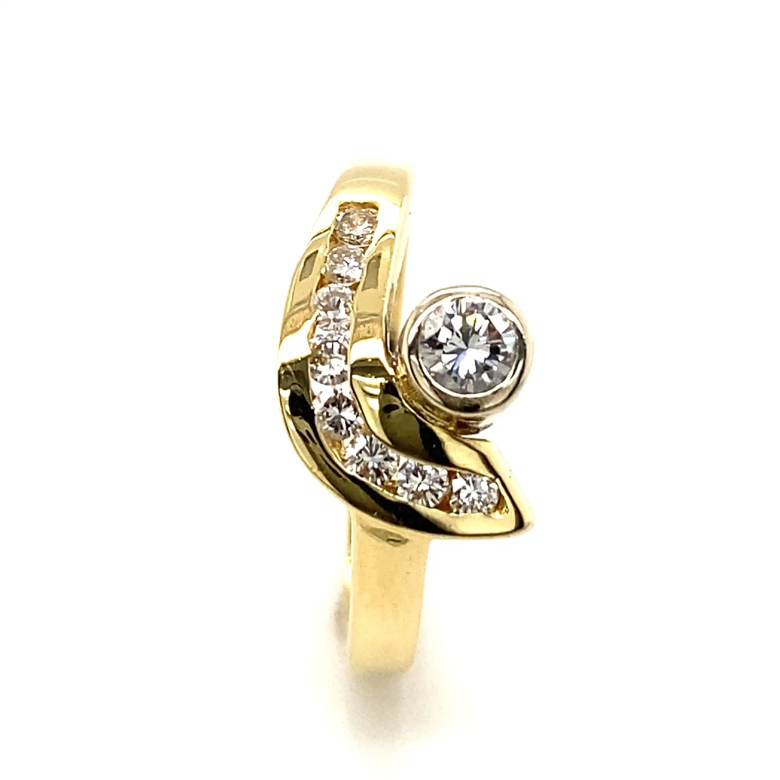 Ring Gelbgold mit Brillanten, Solitär graviert mit 0,20ct und Melee mit 0,16ct. Ring Gelbgold mit Brillanten, Solitär graviert mit 0,20ct und Melee mit 0,16ct.