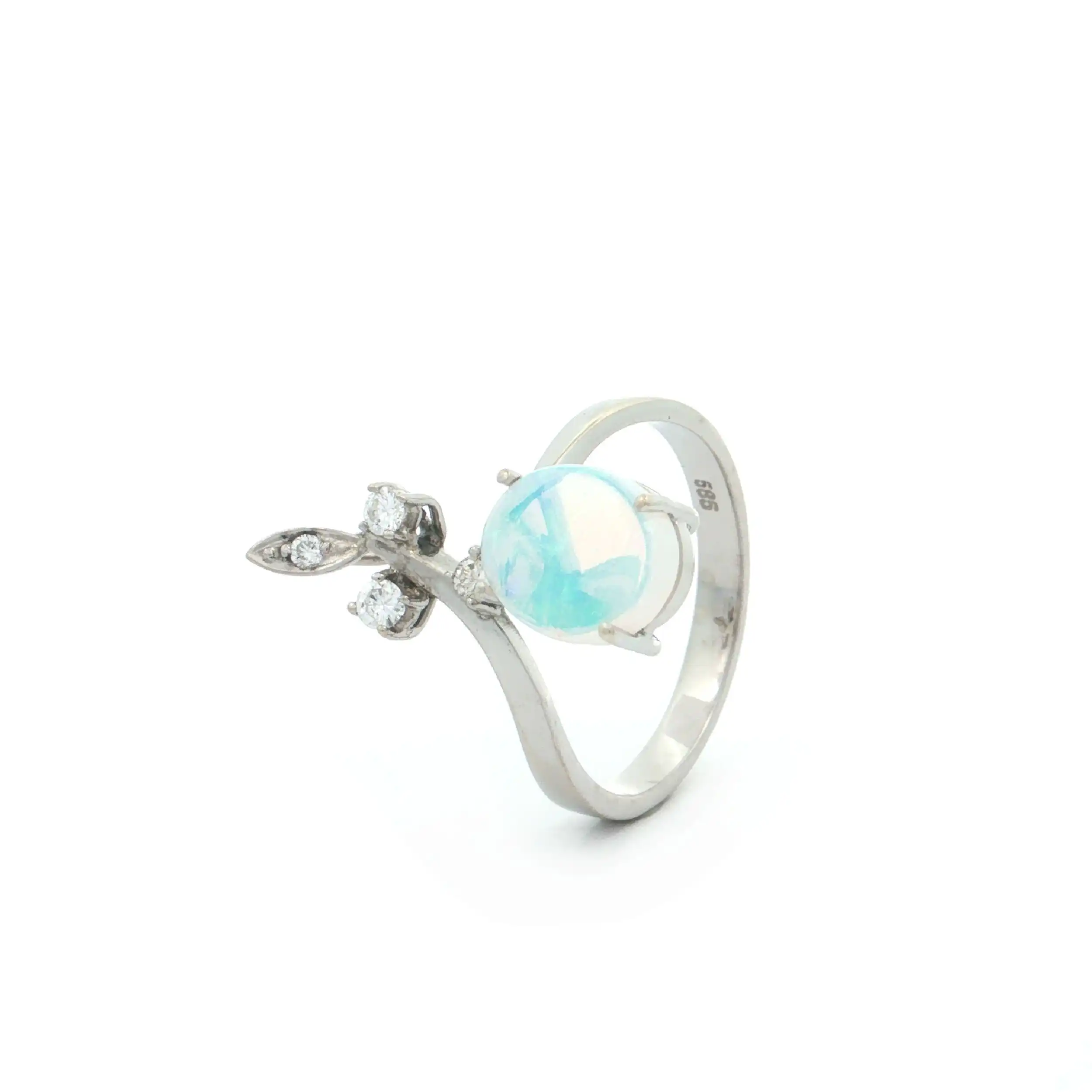 Ring Weißgold mit Opal und weißen Saphiren Ring Weißgold mit Opal und weißen Saphiren