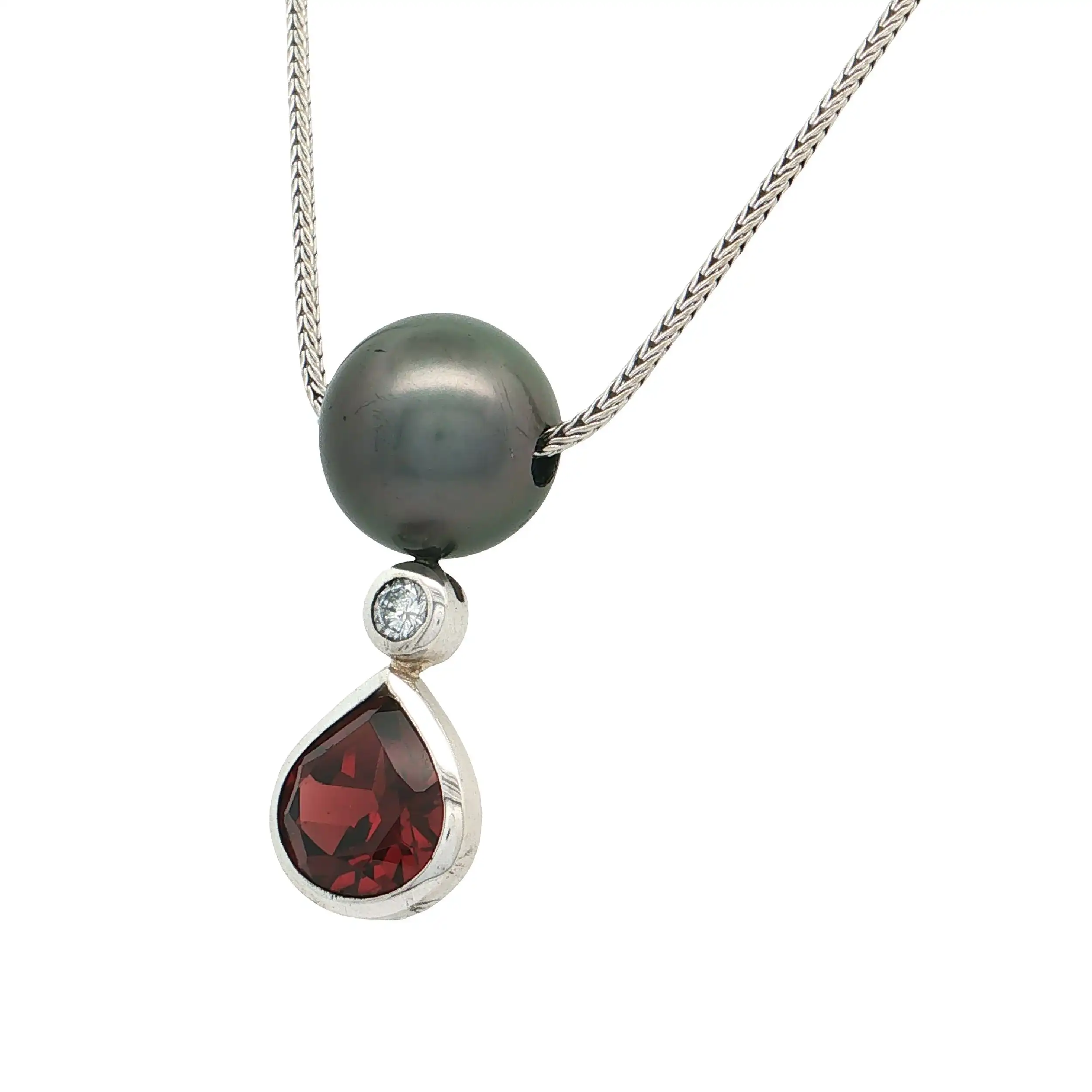 Collier Weißgold mit Perle, Brillant und Almandin Granat Collier Weißgold mit Perle, Brillant und Almandin Granat
