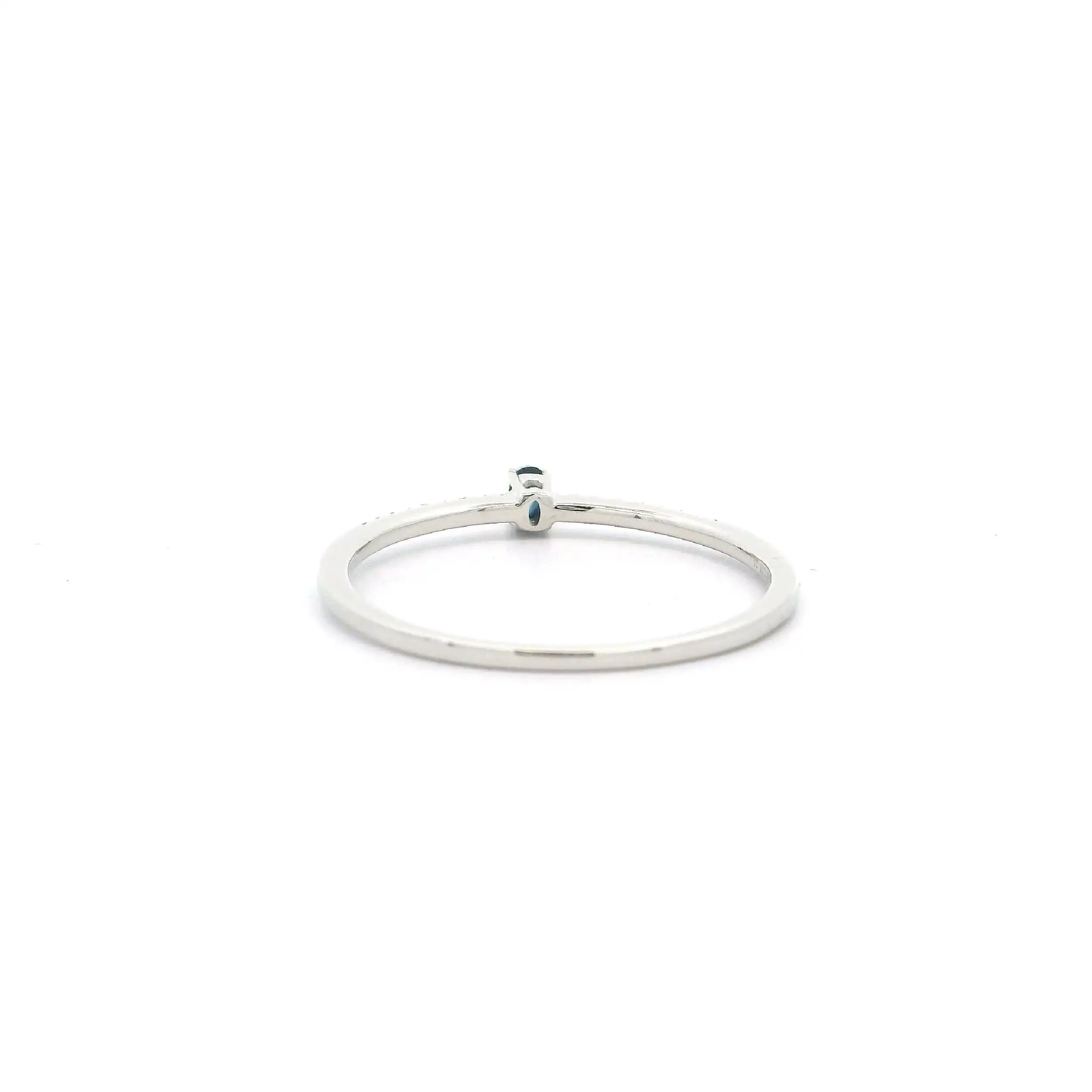 Ring Weißgold mit Saphir Cabochon & Diamanten, graviert mit 0,05ct. Ring Weißgold mit Saphir Cabochon & Diamanten, graviert mit 0,05ct.