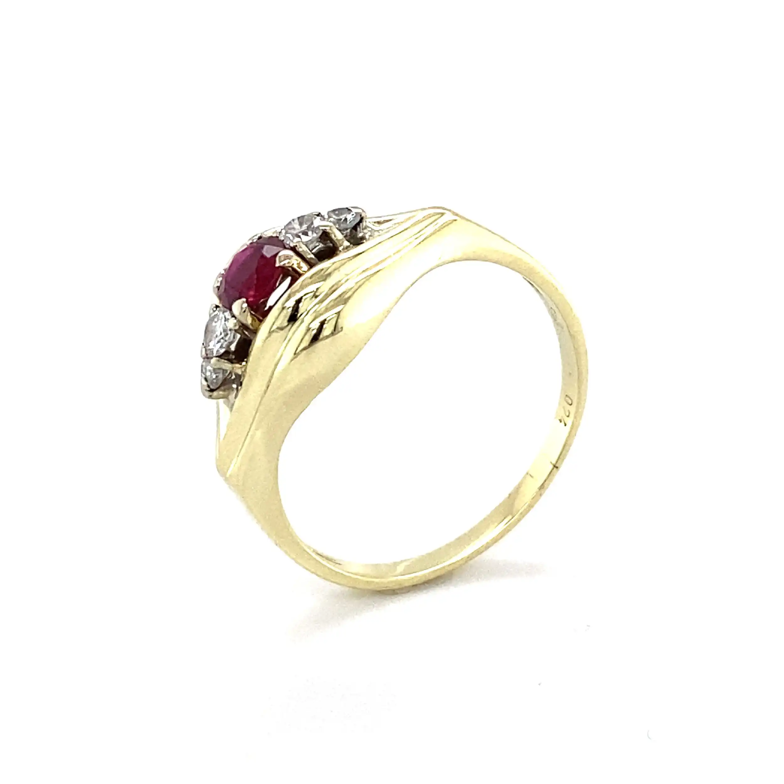 Ring Gelbgold mit rotem Farbstein und Brillanten, graviert mit 0,24ct Ring Gelbgold mit rotem Farbstein und Brillanten, graviert mit 0,24ct