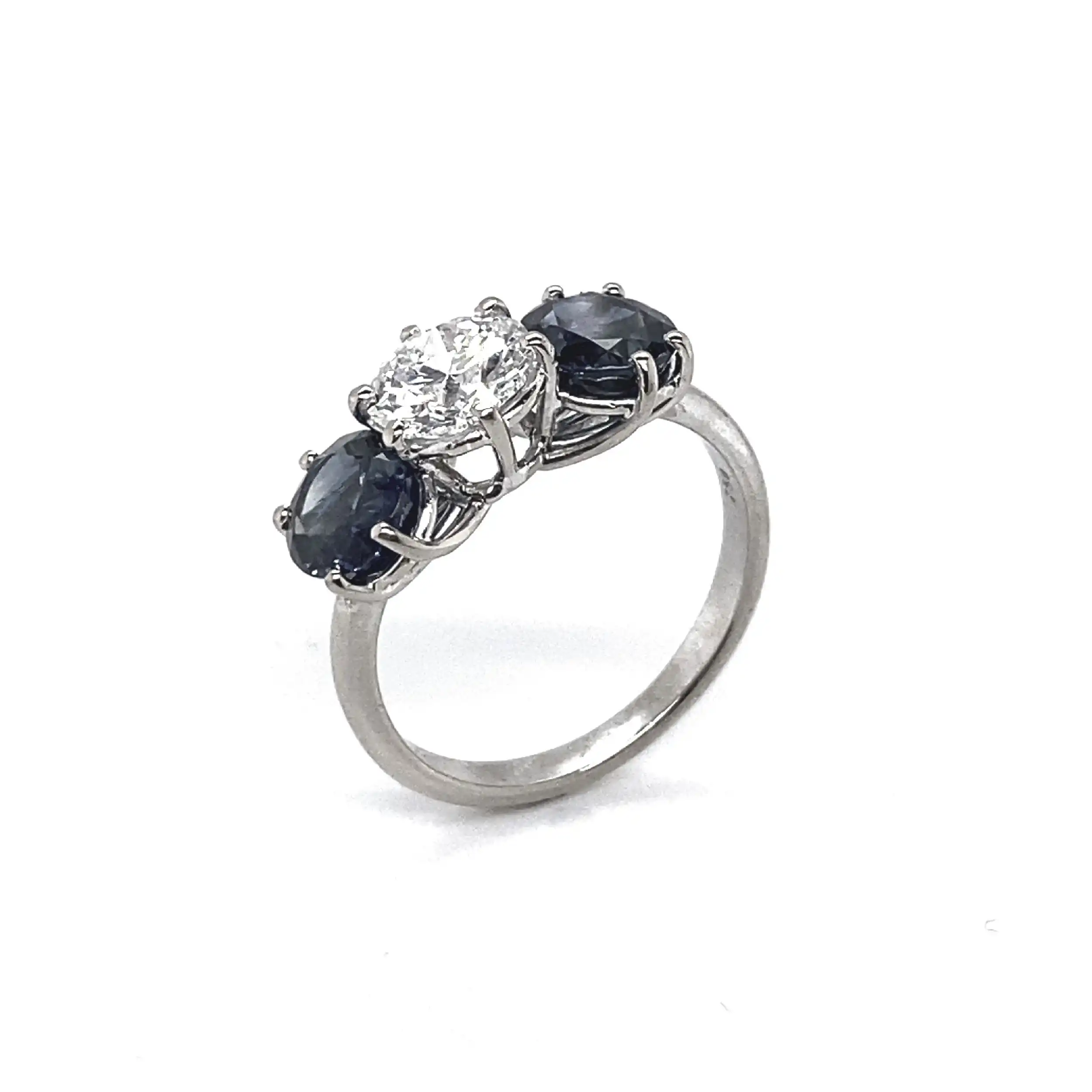 Ring Weißgold mit Brillant und Saphiren, mit Expertise von DPL Ring Weißgold mit Brillant und Saphiren, mit Expertise von DPL